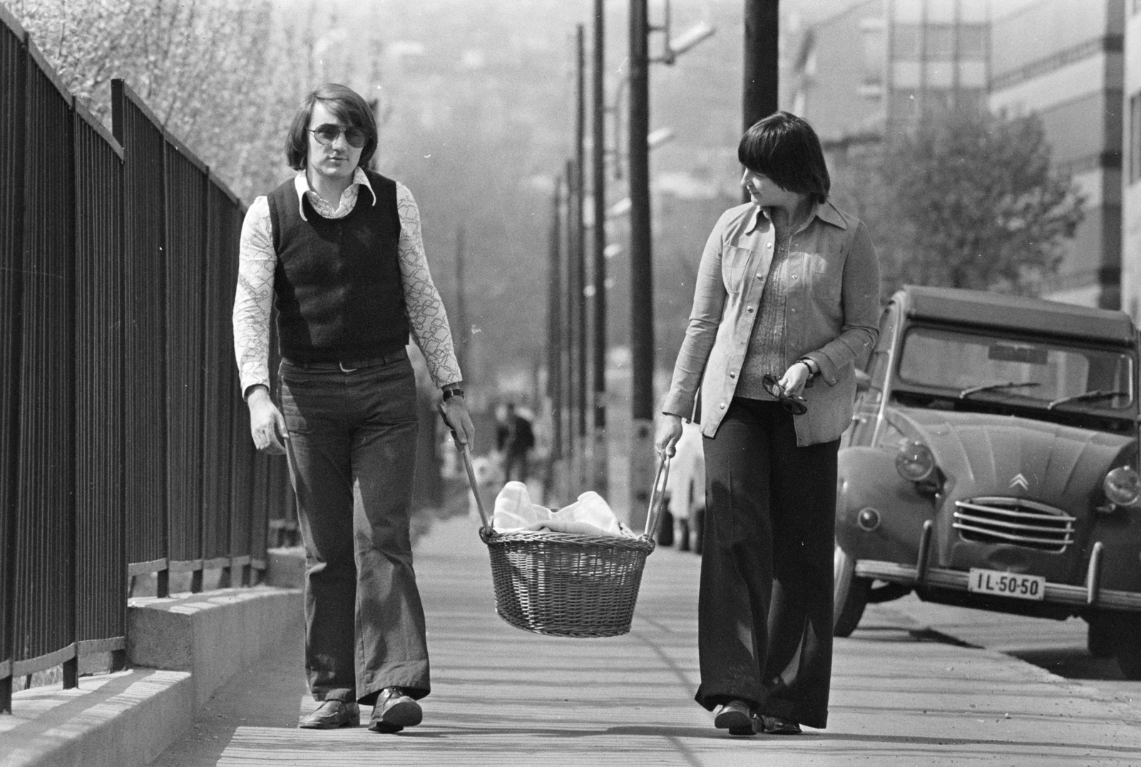 Hungary, Budapest XII., Csörsz utca, Koltai Lajos operatőr a családjával., 1976, Gothár Péter, Best of, number plate, man and woman, celebrity, Budapest, Fortepan #216609