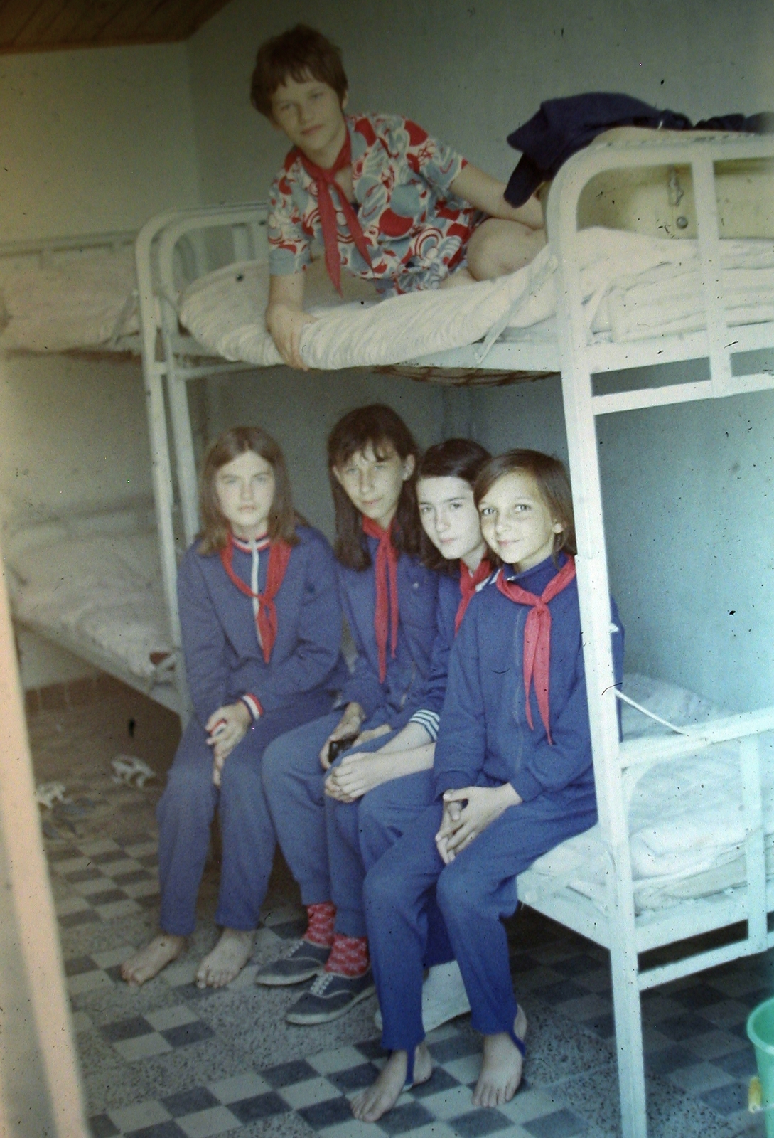 1972, Fortepan, pioneer, colorful, tableau, barefoot, workout clothes, iron bed, bunk bed, poverty, Fortepan #21661