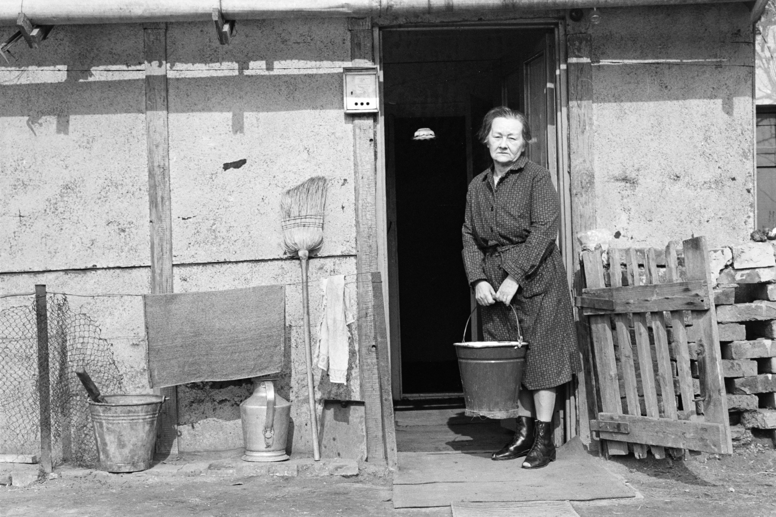 1973, Gothár Péter, woman, bucket, old person, Fortepan #216617