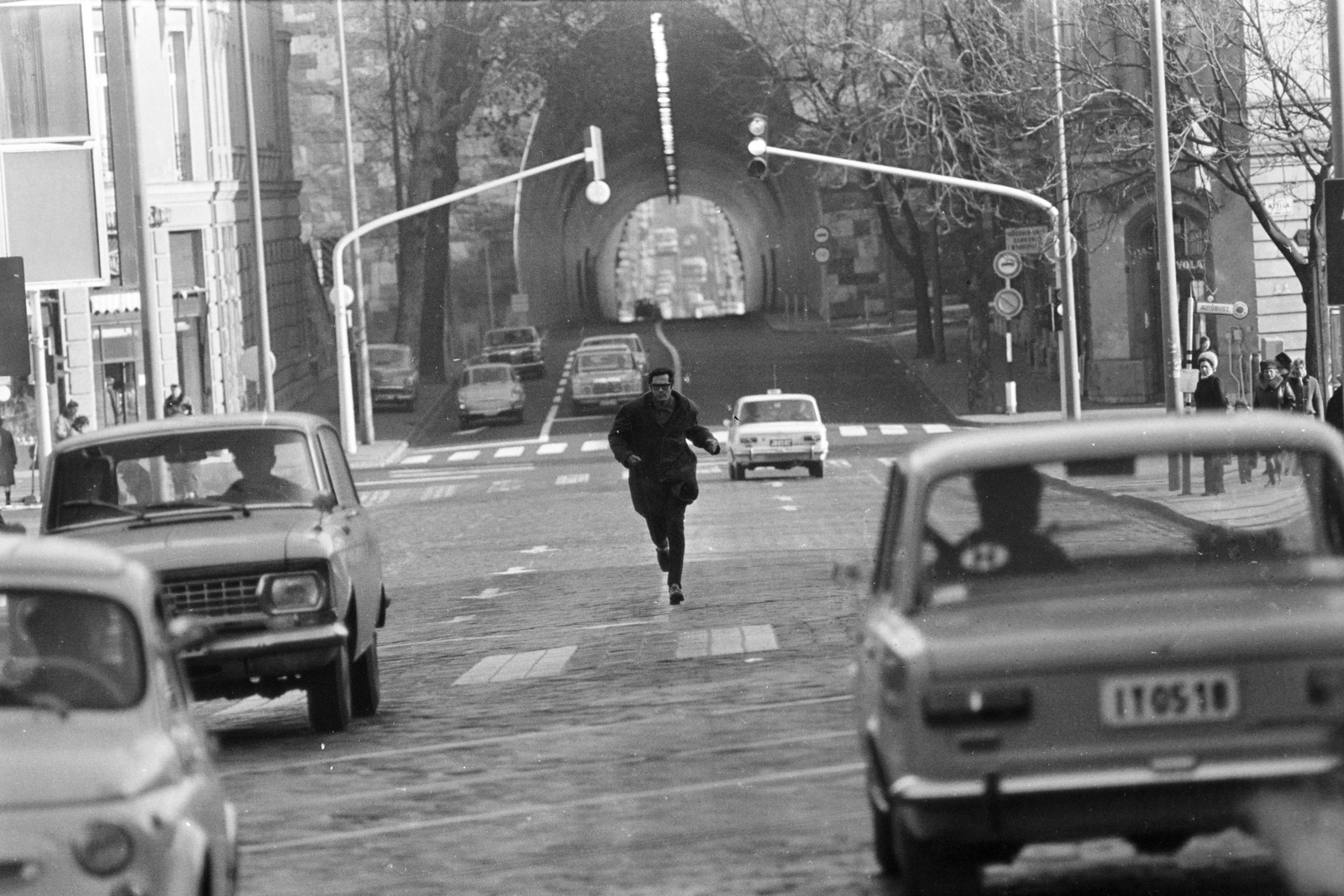 Magyarország, Budapest I., Alagút utca az Attila út kereszteződésénél, háttérben az Alagút., 1975, Gothár Péter, rendszám, Budapest, Fortepan #216630
