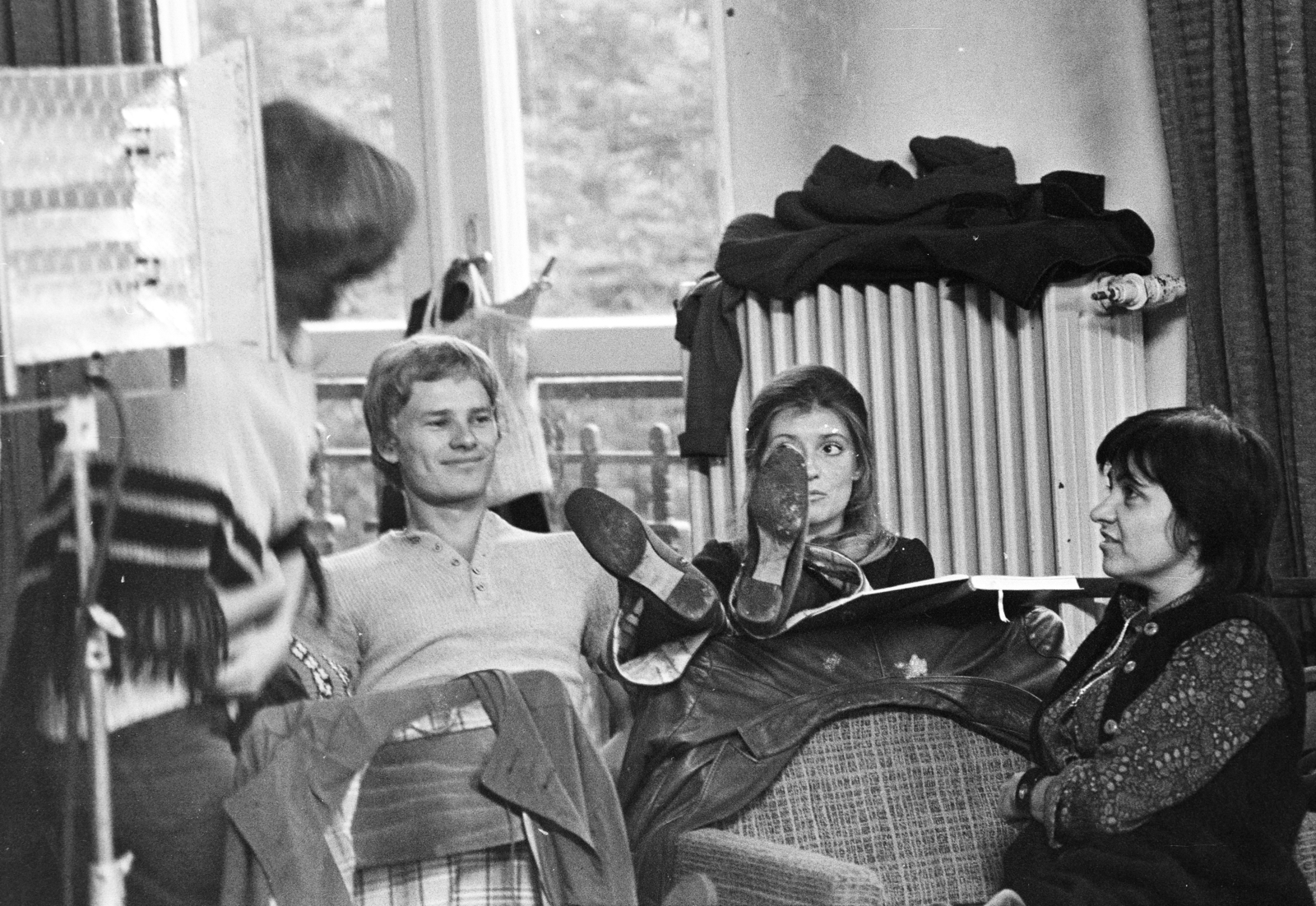 Hungary, balra Nagy Gábor és Kútvölgyi Erzsébet színművészek, jobbra Mészáros Márta filmrendező és forgatókönyvíró. A felvétel a Szabad lélegzet című film forgatásán készült., 1972, Gothár Péter, theater, celebrity, legs on a table, radiator, Fortepan #216632