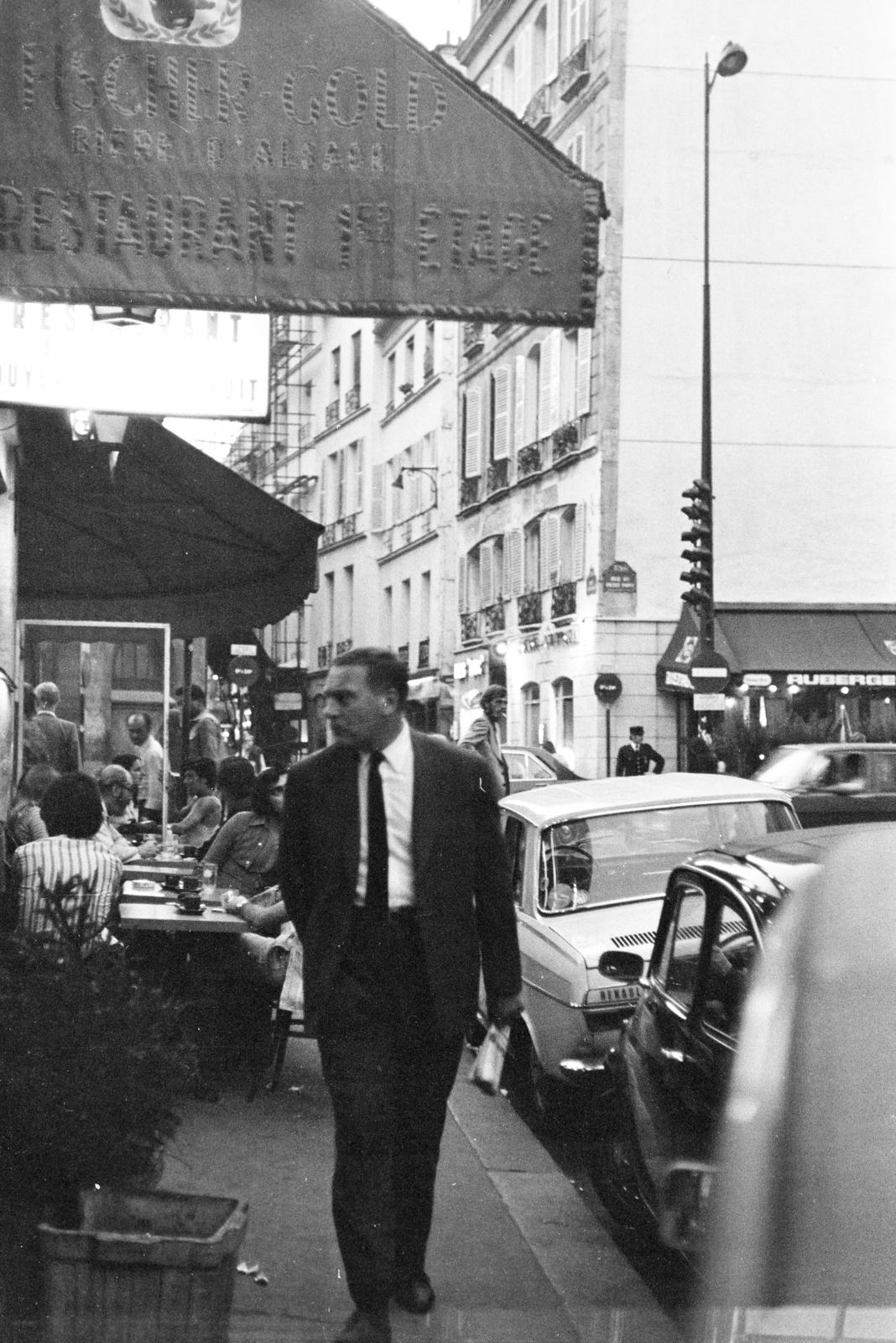 France, Paris, Rue Galande, szemben a kereszteződésen túl folytatólag a Rue Saint-Séverin. Jobbra a Rue du Petit Pont., 1973, Gothár Péter, Fortepan #216633