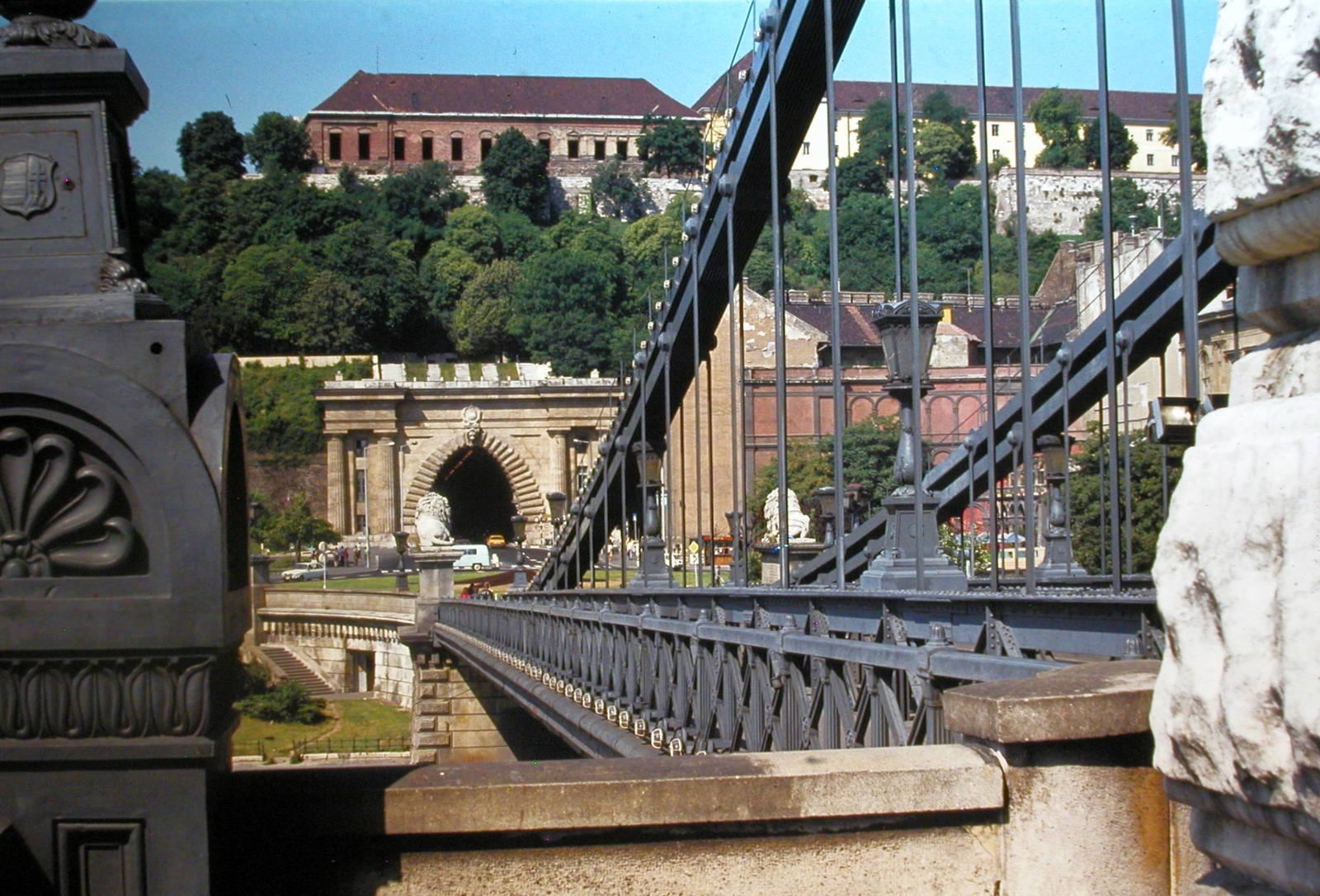 Hungary, Budapest I., Clark Ádám tér és a Sándor-palota a Széchenyi Lánchídról nézve., 1977, Fortepan, colorful, bridge, tunnel, Budapest, suspension bridge, William Tierney Clark-design, Fortepan #21664