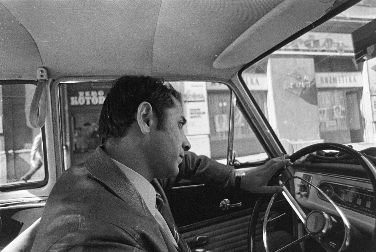 Magyarország, Budapest V., Szemere utca, a felvétel egy Opel Kadett típusú személygépkocsiban készült, az ablakon keresztül a 22-es számú ház látszik., 1975, Gothár Péter, Best of, Budapest, Fortepan #216676
