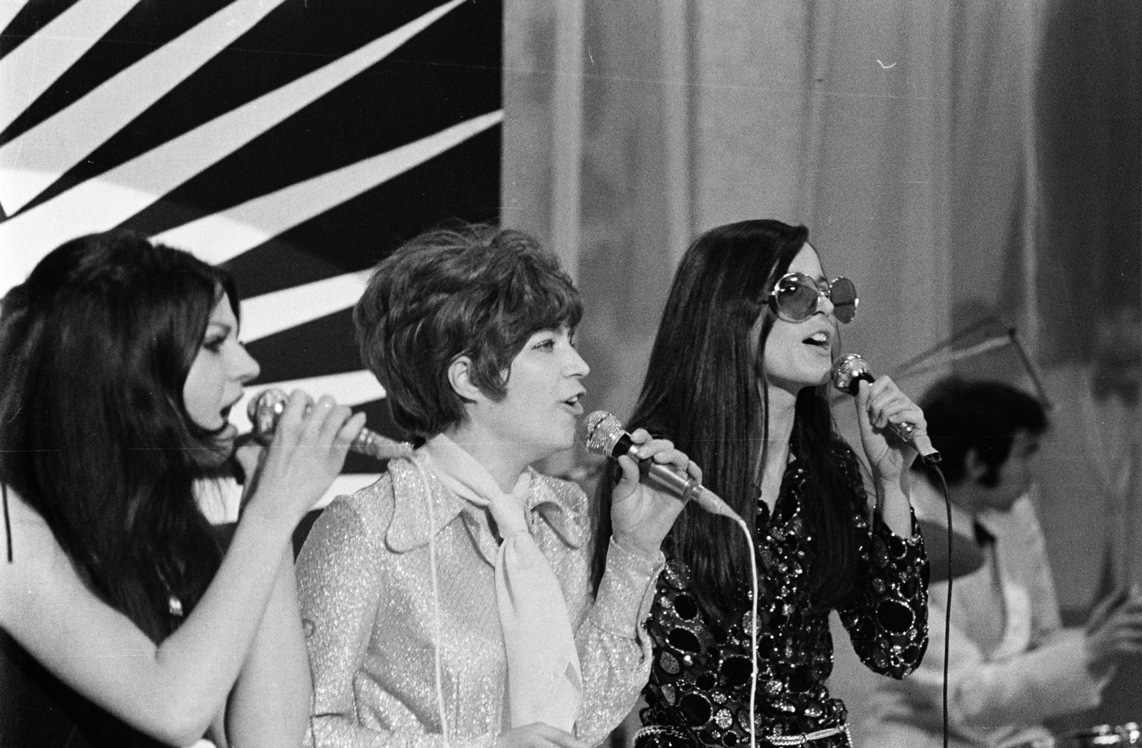 Hungary, Zalatnay Sarolta, Kovács Kati és Koncz Zsuzsa a Magyar Televízió Stúdió zéró című kétrészes filmjében., 1970, Gothár Péter, women, hairdo, three people, singer, microphone, Fortepan #216723