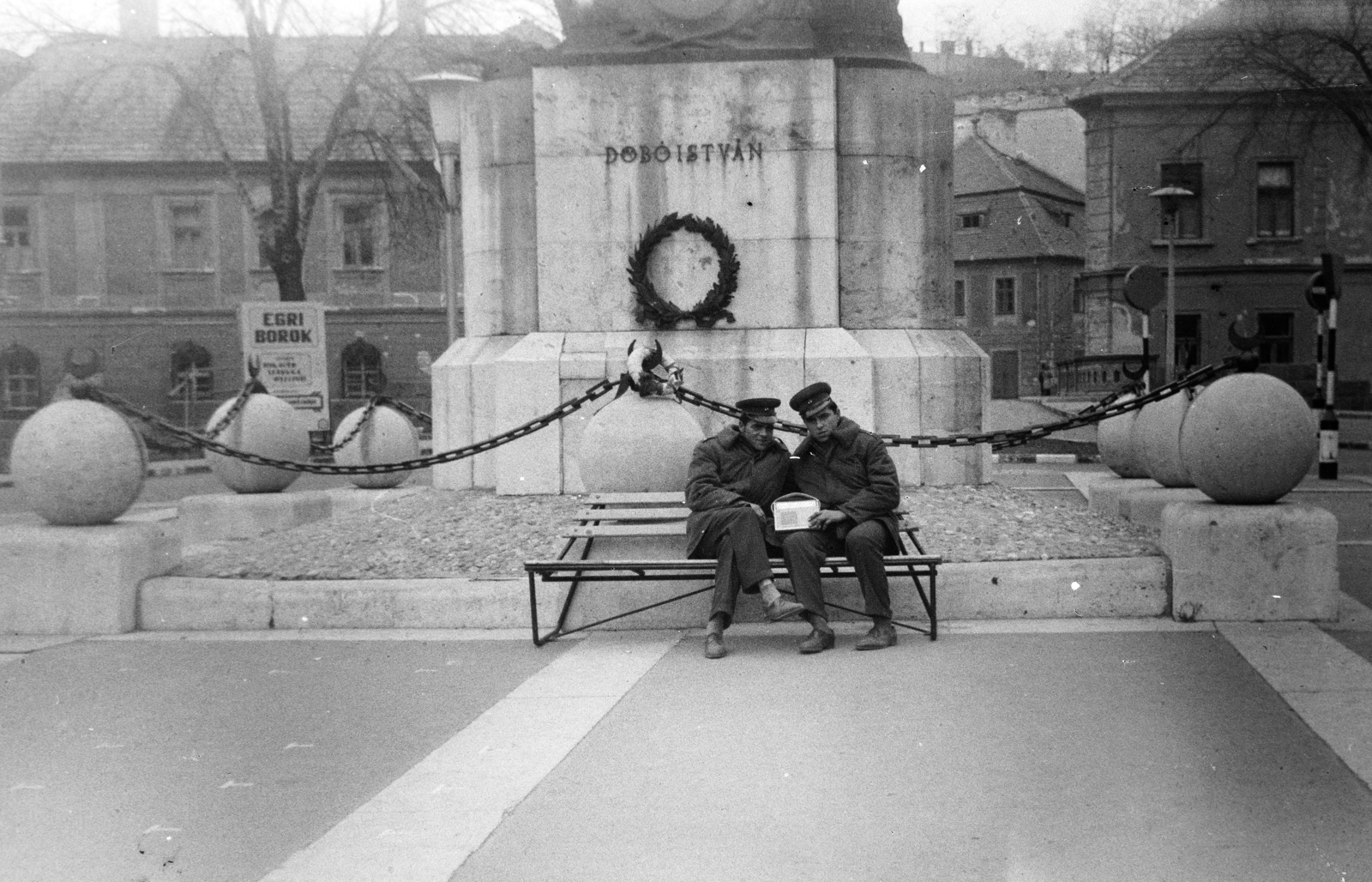 Hungary, Eger, Dobó tér, a felvétel Dobó István szobrának talapzata előtt készült., 1971, Gothár Péter, Fortepan #216747