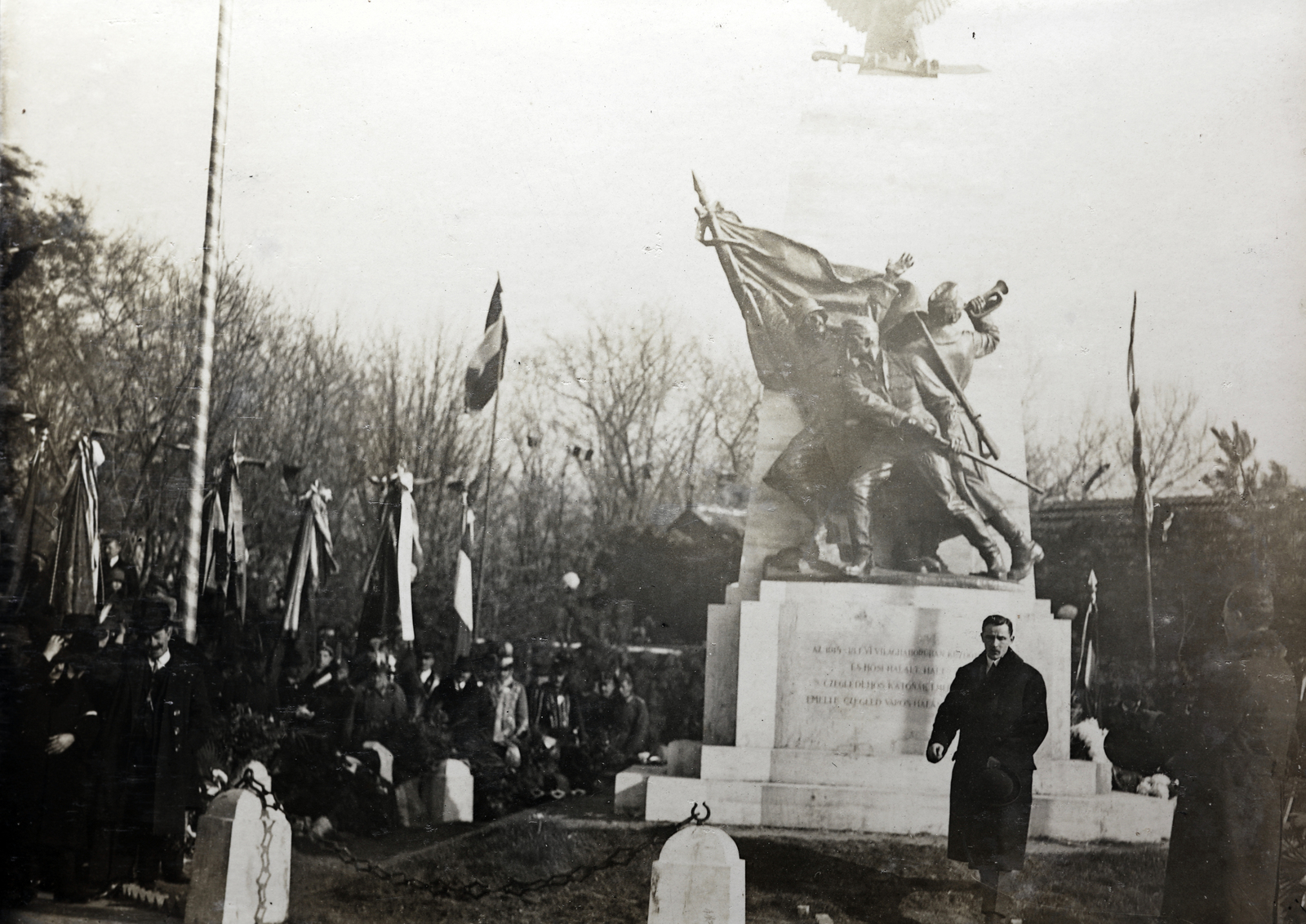 Hungary, Cegléd, Széchenyi út - Rákóczi út sarok, a felvétel Damkó József alkotása, a hősi emlékmű leleplezésekor 1927. november 13-án készült (később az I. és II. világháború hőseinek és áldozatainak emlékműve)., 1927, Kádár István, monument, Fortepan #216813