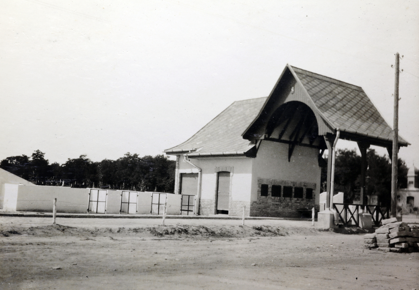 Magyarország, Cegléd, a mai Sorház utca és Csengettyűs utca közötti terület a Jászberényi út közelében, mérlegház a sertéspiacnál., 1932, Kádár István, Fortepan #216816