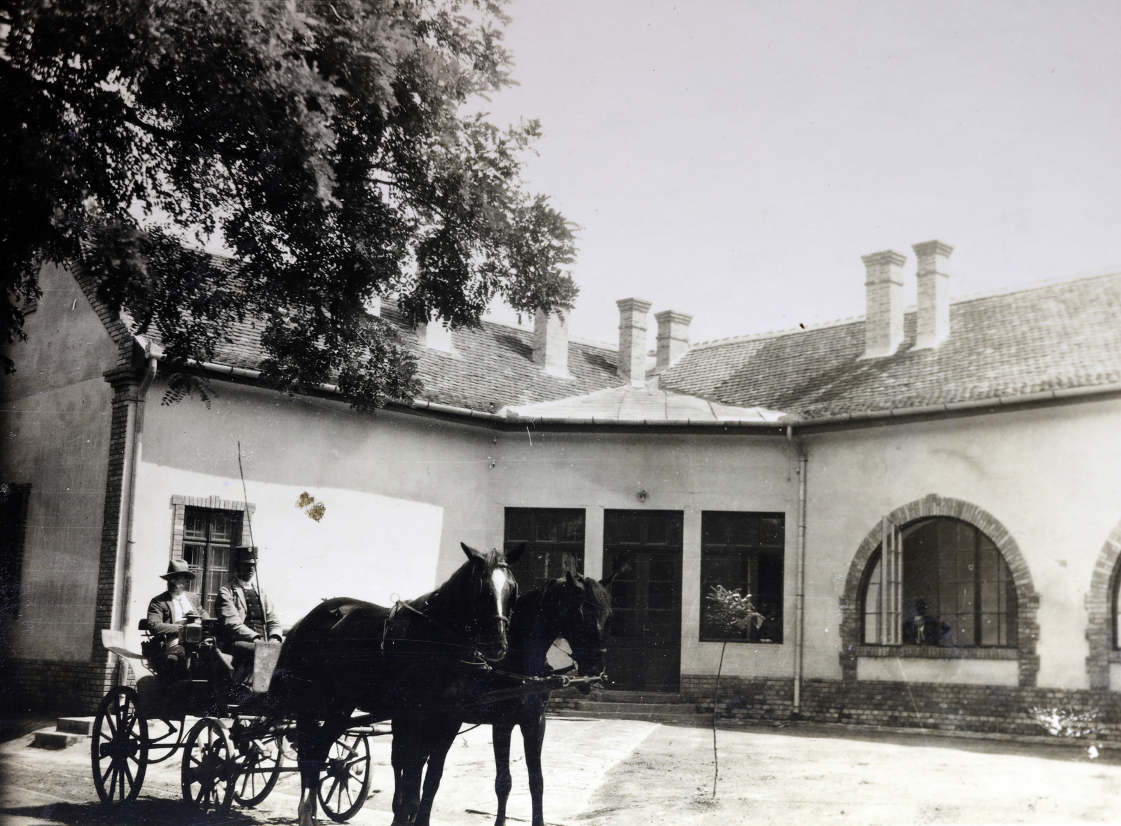 Magyarország, Cegléd, a felvétel a katonai gyengélkedő előtt készült., 1932, Kádár István, Fortepan #216818