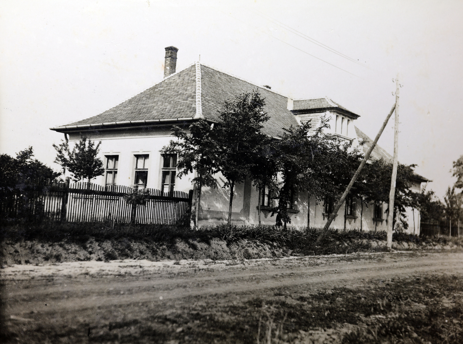 Hungary, Cegléd, Budai út, csendőrlaktanya., 1929, Kádár István, dirt road, building, Fortepan #216824