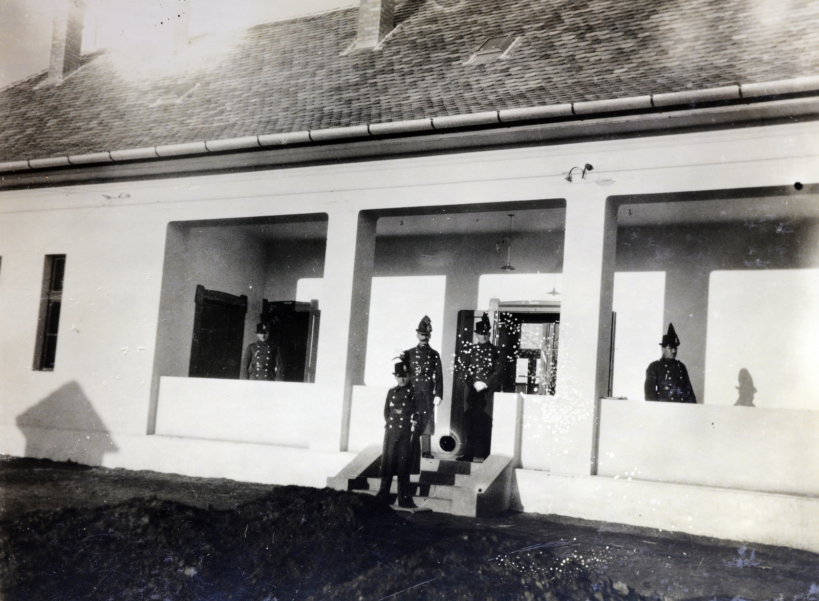 Hungary, Cegléd, Budai út, csendőrlaktanya., 1929, Kádár István, gendarme, porch, damaged photo, Fortepan #216825