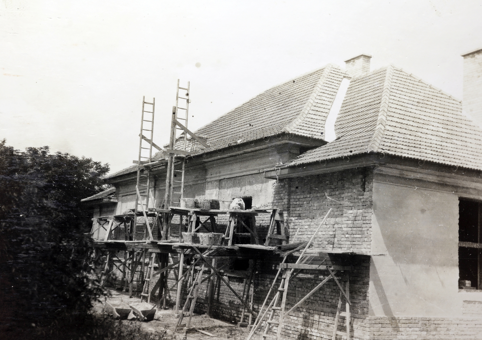 Magyarország, Cegléd, Törteli út, az épülő Horthy Miklós Közkórház épülete., 1927, Kádár István, építkezés, állvány, lakóház, Fortepan #216854