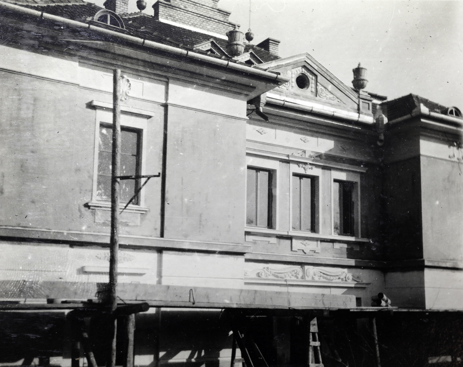 Hungary, Cegléd, Törteli út, az épülő Horthy Miklós Közkórház épületének Kaszárnya szél felőli homlokzata (később Toldy Ferenc Kórház)., 1927, Kádár István, Fortepan #216858