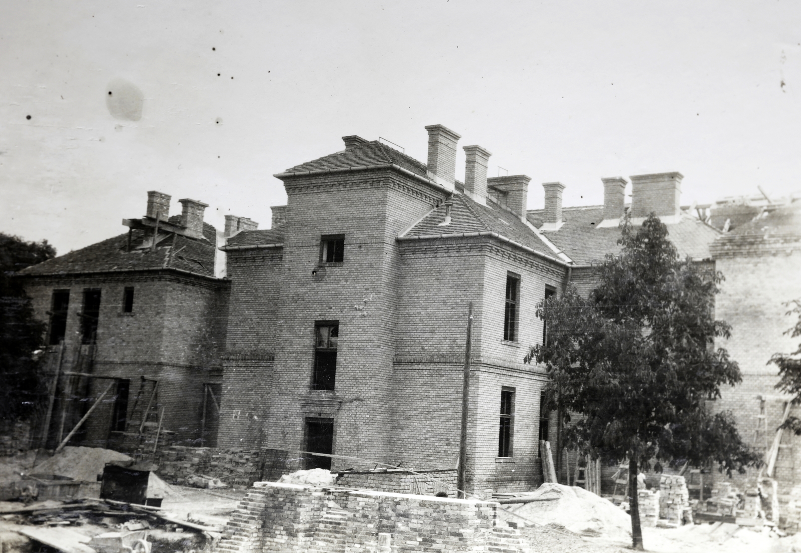 Hungary, Cegléd, Törteli út, az épülő Horthy Miklós Közkórház főépülete (később Toldy Ferenc Kórház)., 1927, Kádár István, medical institution, Fortepan #216859