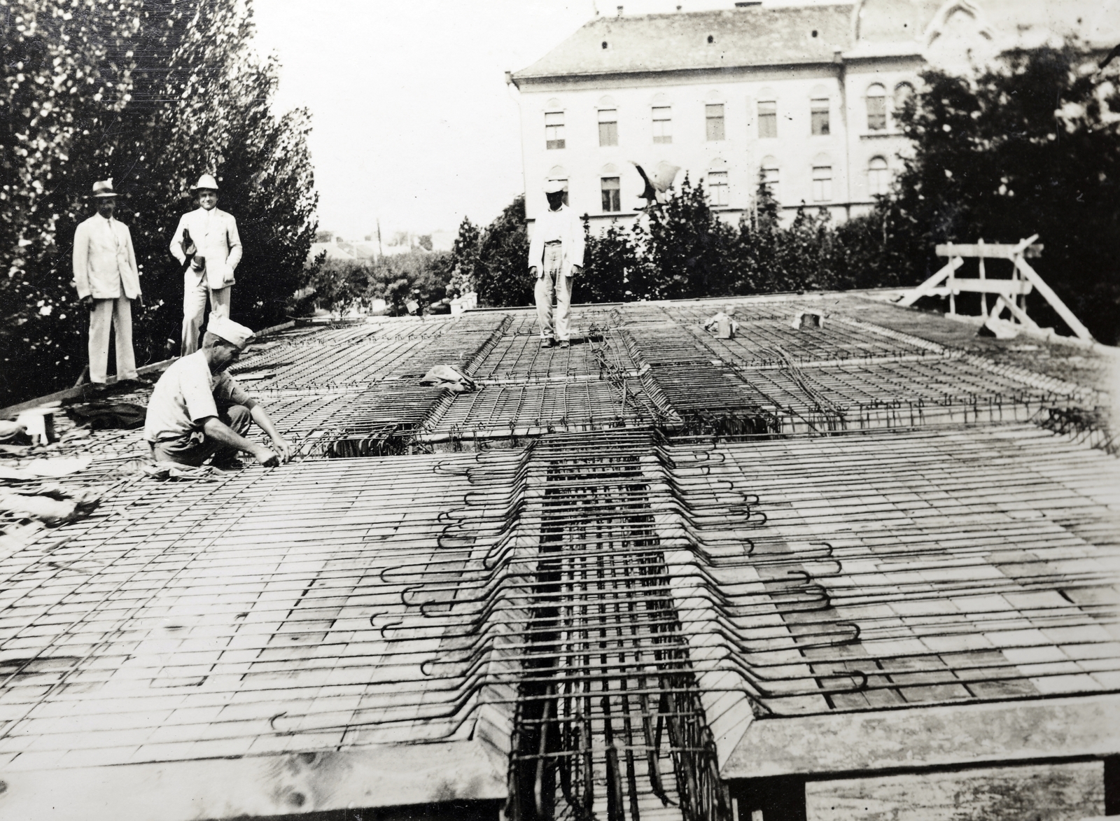 Hungary, Cegléd, Rákóczi út 31., a strand építkezése (később Városi Sportuszoda), háttérben a Kossuth Lajos Gimnázium., 1931, Kádár István, rf-concrete, Fortepan #216884
