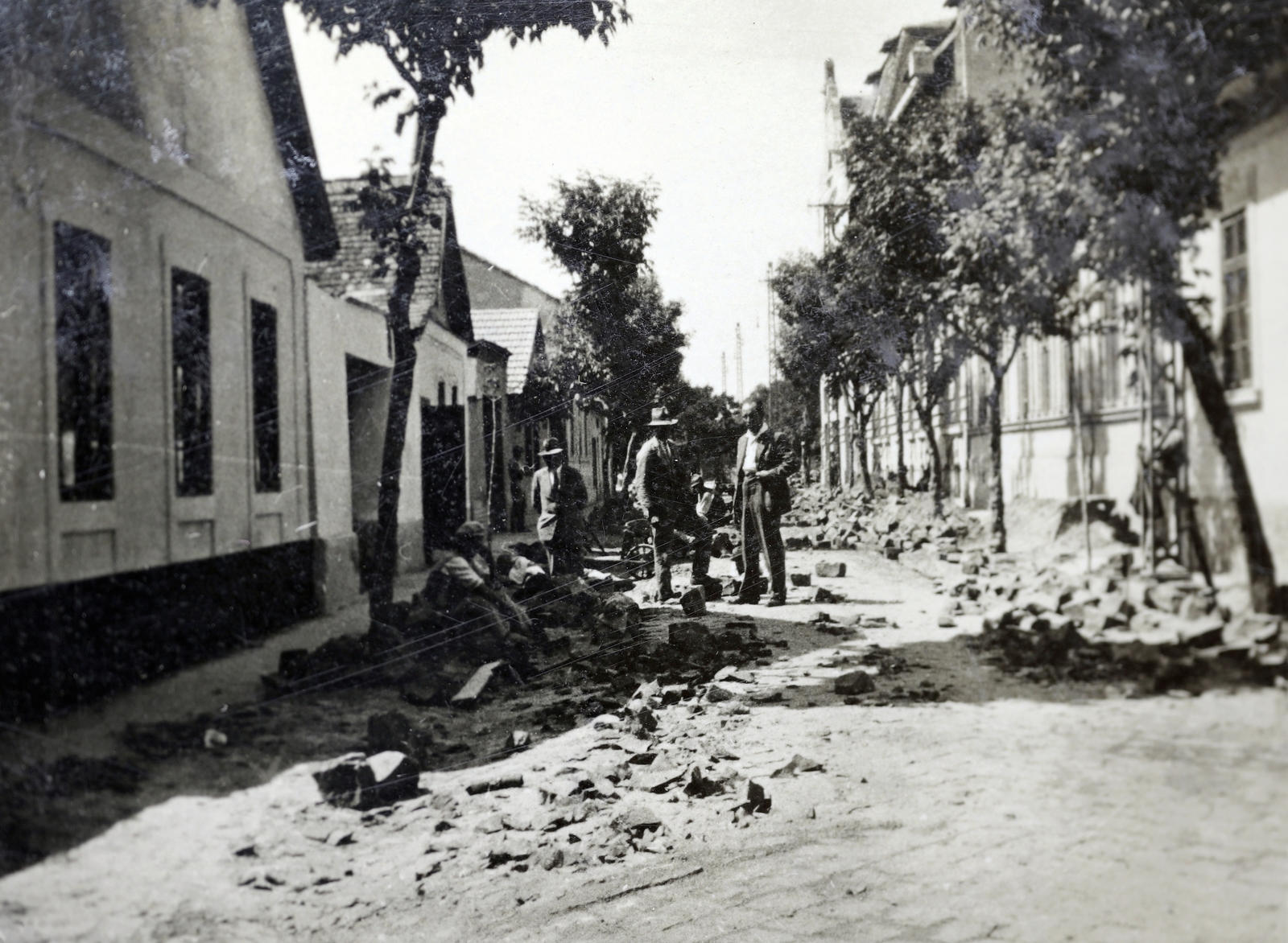 Hungary, Cegléd, Alkotmány (Gróf Károlyi Gábor) utca, a Kossuth tér felé nézve jobbra távolabb a Ceglédi hitelbank épületének oldalhomlokzata., 1928, Kádár István, Fortepan #216913