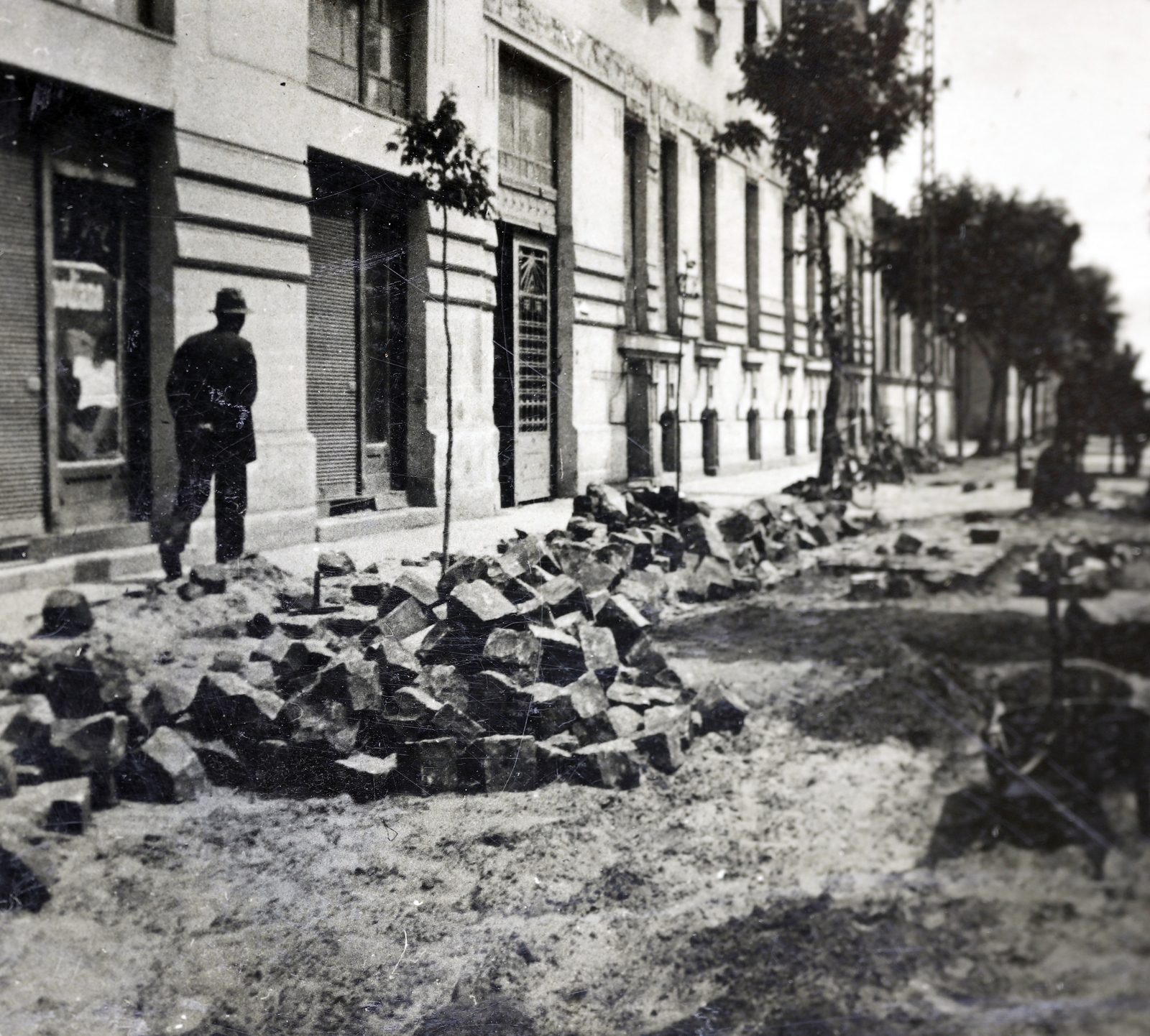 Hungary, Cegléd, Alkotmány (Gróf Károlyi Gábor) utca, balra a Ceglédi hitelbank Kossuth téri épületének oldalhomlokzata., 1928, Kádár István, Fortepan #216914