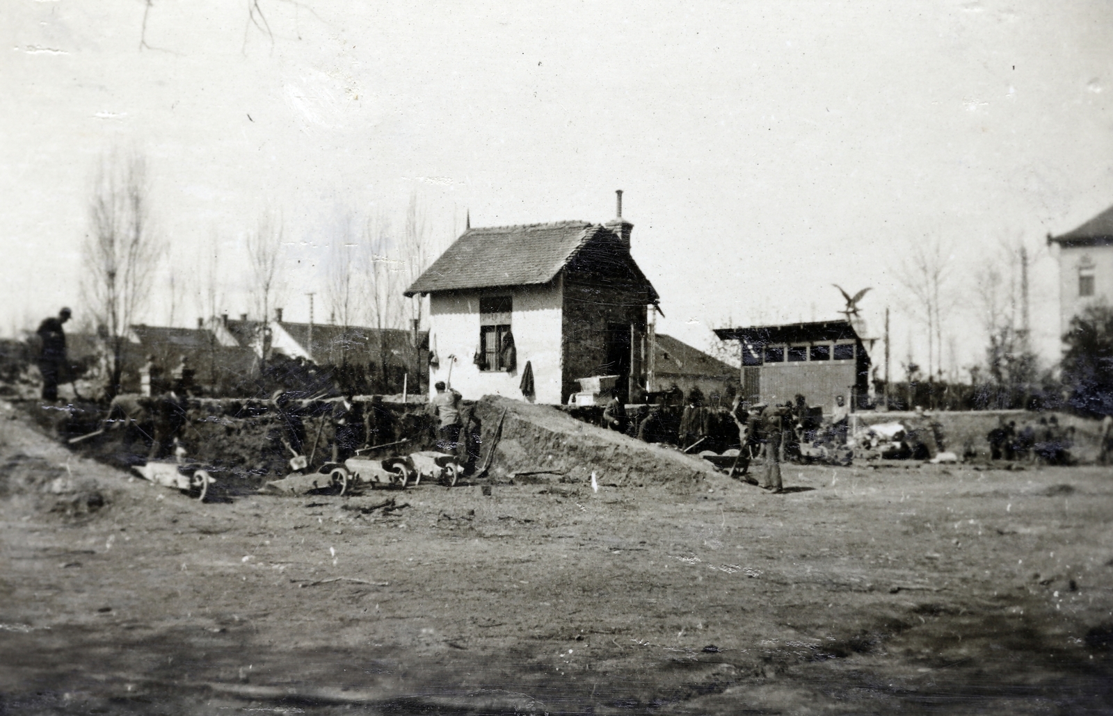 Magyarország, Cegléd, Rákóczi út 31., a strand építkezése (később Városi Sportuszoda). Háttérben a hősi emlékmű (1927), (később az I. és II. világháború hőseinek és áldozatainak emlékműve), jobbra a a Kossuth Lajos Gimnázium., 1929, Kádár István, emlékmű, építkezés, Fortepan #216930
