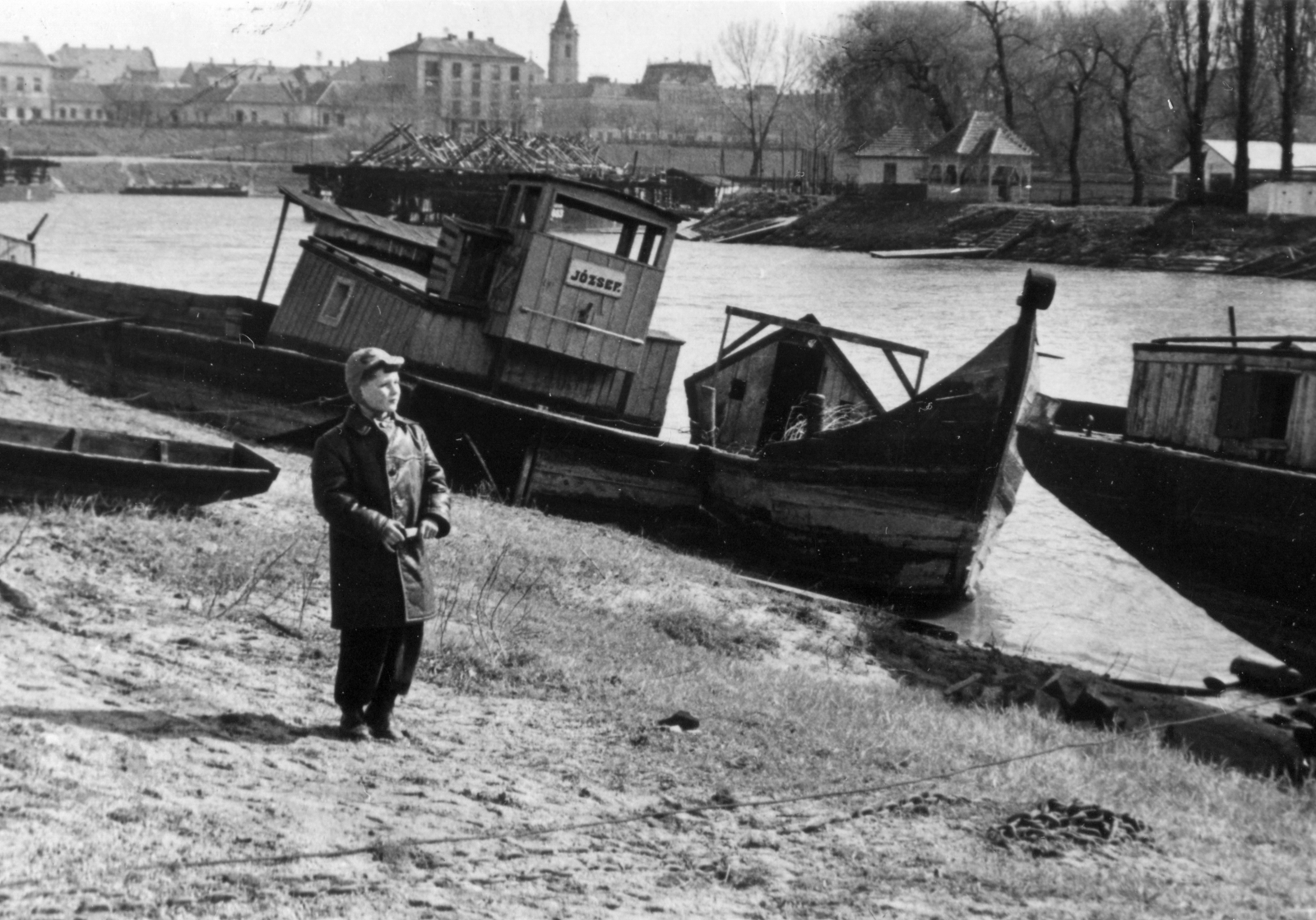 Hungary, Baja, a Sugovica (Kamarás-Duna) partja. A távolban a Páduai Szent Antal-templom tornya, ettől jobbra a Szentháromság (Béke) téren a Városi Tanács épülete (később Városháza). Jobbra a Petőfi-sziget., 1958, Barabás Sarolta, ship, Fortepan #216949