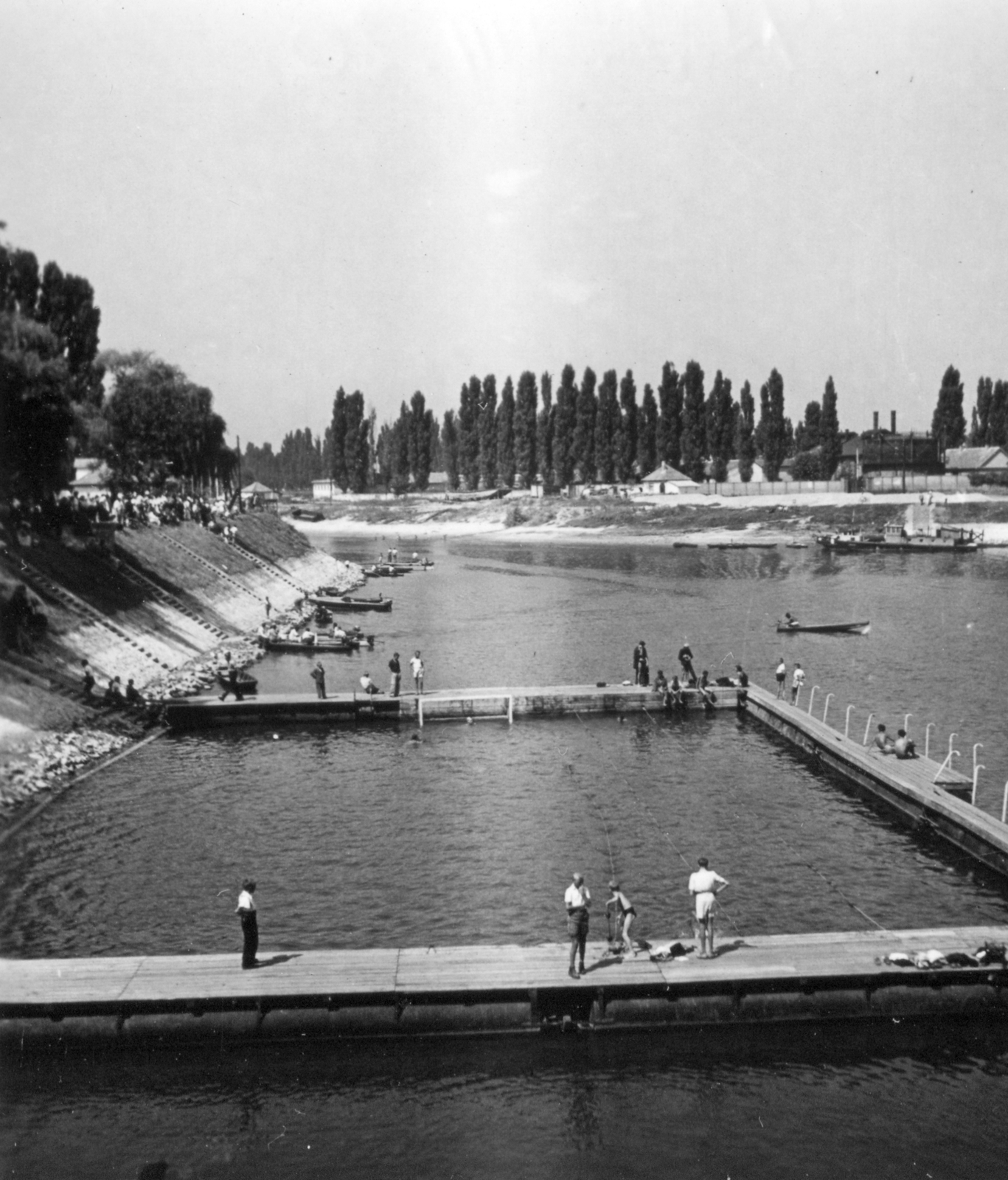 Hungary, Baja, uszoda a Sugovicán (Kamarás-Duna) az 1982-ben felrobbantott szigeti hídnál., 1953, Barabás Sarolta, shore, swimming pool, Fortepan #216962