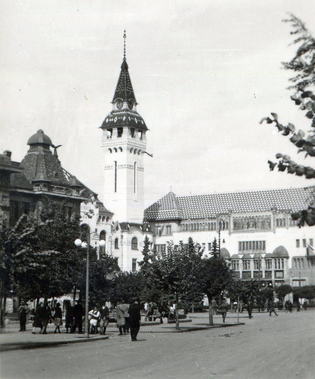 Románia,Erdély, Marosvásárhely, Gyözelem tér (Piața Victoriei, ekkor Ugron Gábor tér), balra a Városháza, jobbra a Kultúrpalota., 1940, Barabás Sarolta, Fortepan #216966