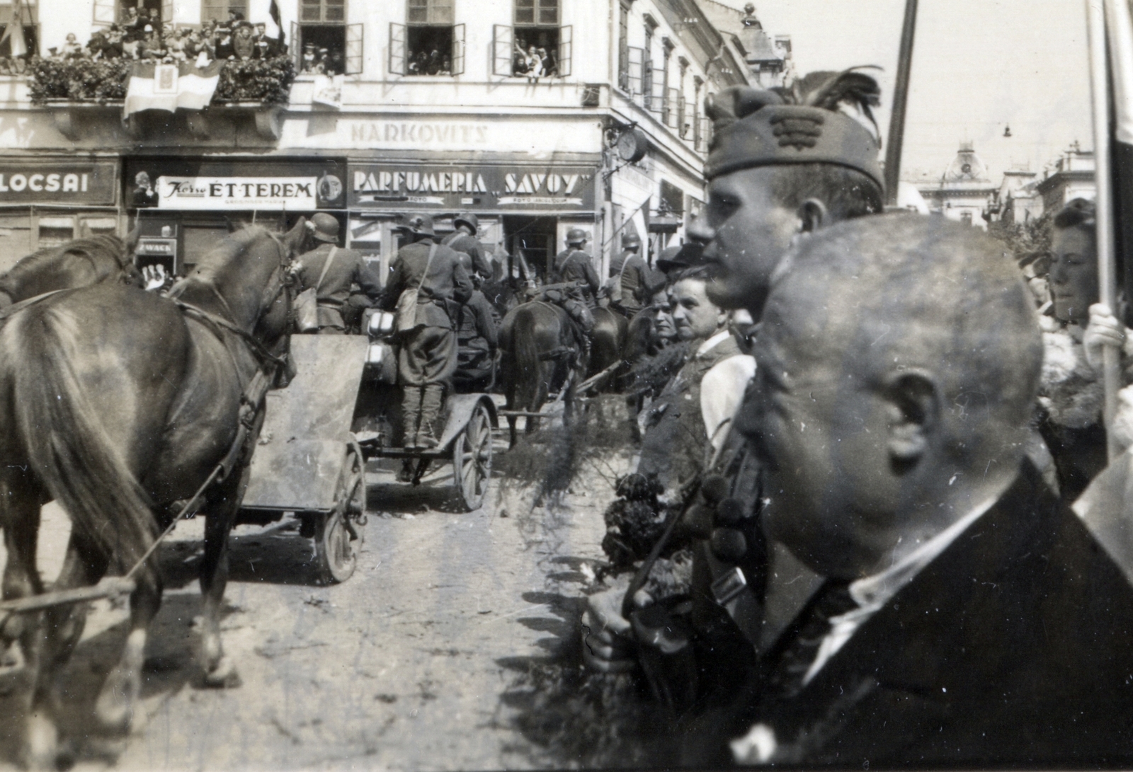 Romania,Transylvania, Satu Mare, Deák tér (Piata Libertatii), jobbra a Hám János utca (Strada Horea), a magyar csapatok bevonulása idején. A felvétel 1940. szeptember 5-én készült., 1940, Barabás Sarolta, Fortepan #216967