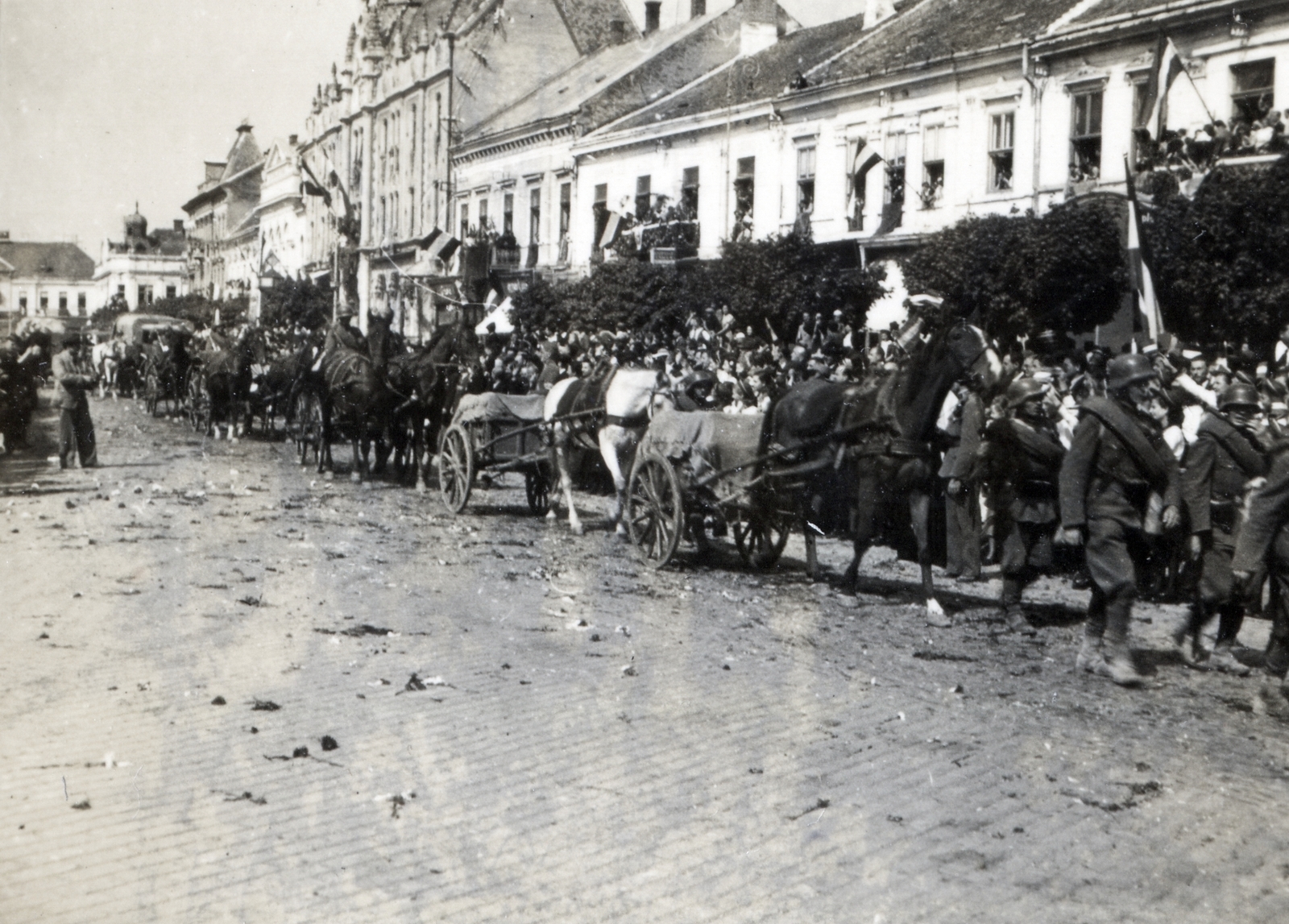 Románia,Erdély, Szatmárnémeti, Deák tér (Piata Libertatii), háttérben a Pannónia (később Dacia) hotel. A felvétel a magyar csapatok bevonulása idején készült., 1940, Barabás Sarolta, Fortepan #216969