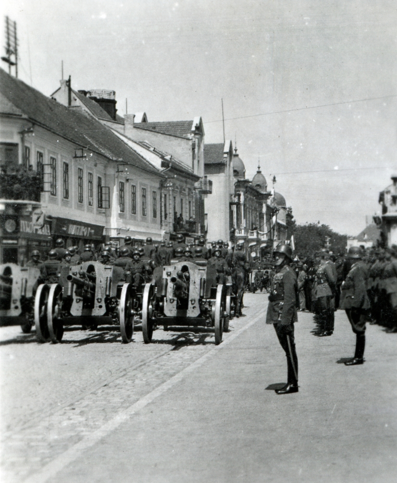 Serbia, Sombor, Ulica kralja Petra I. a magyar csapatok bevonulása idején., 1941, Barabás Sarolta, cannon, ordnance, parade, artillery, Fortepan #216972