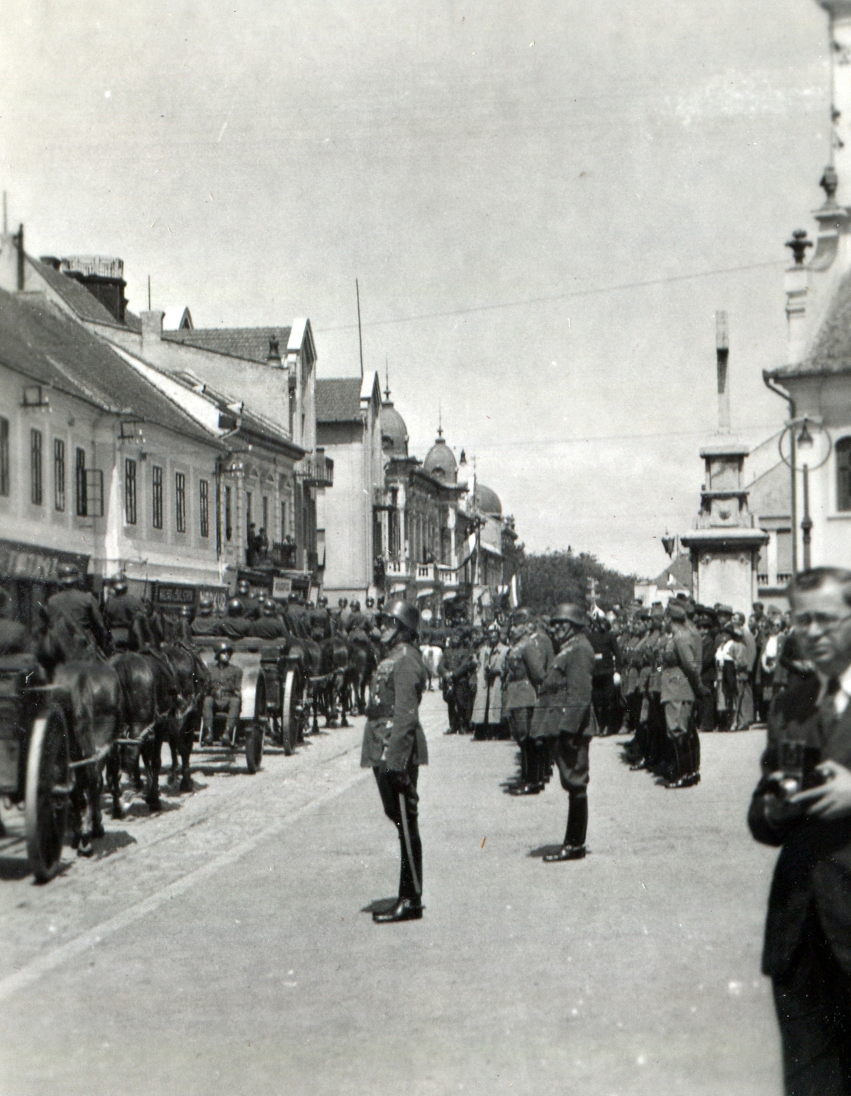 Serbia, Sombor, Ulica kralja Petra I. a magyar csapatok bevonulása idején., 1941, Barabás Sarolta, chariot, camera, photographer, parade, Fortepan #216974