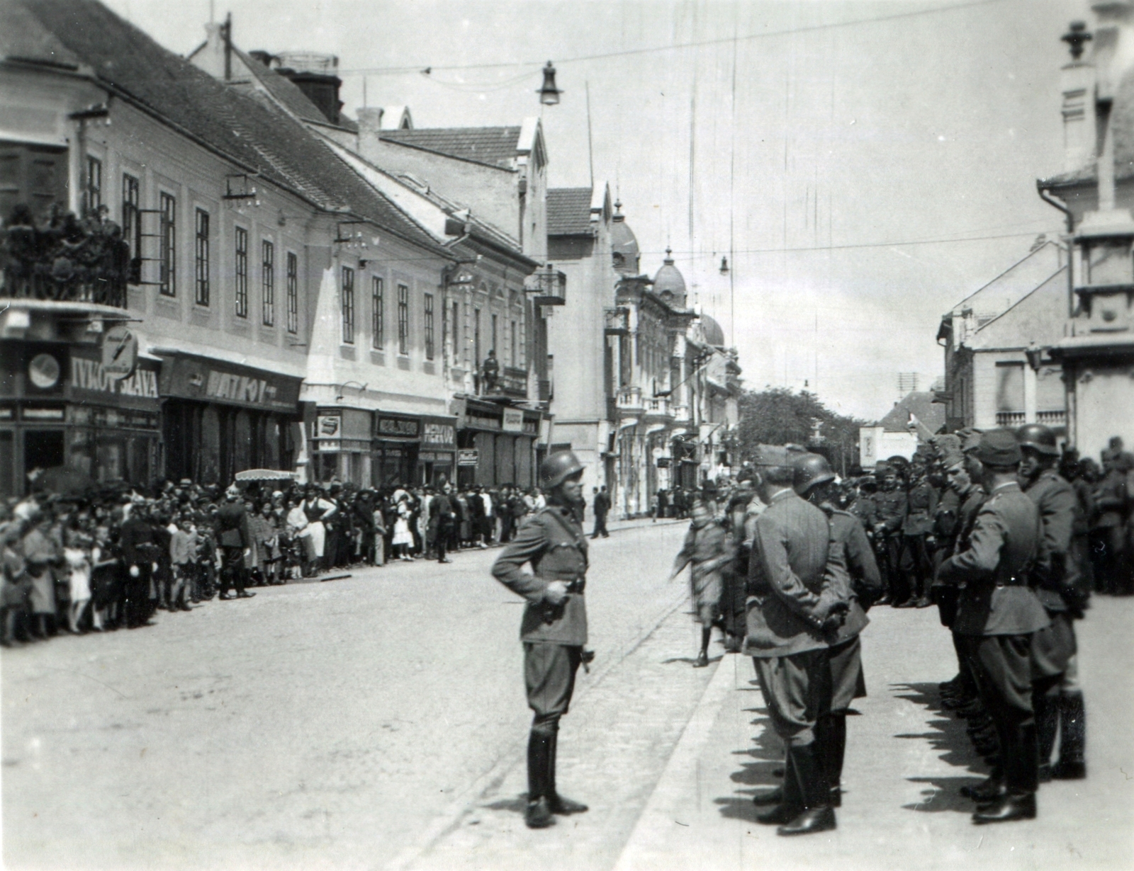 Serbia, Sombor, Ulica kralja Petra I. a magyar csapatok bevonulása idején., 1941, Barabás Sarolta, parade, Fortepan #216978