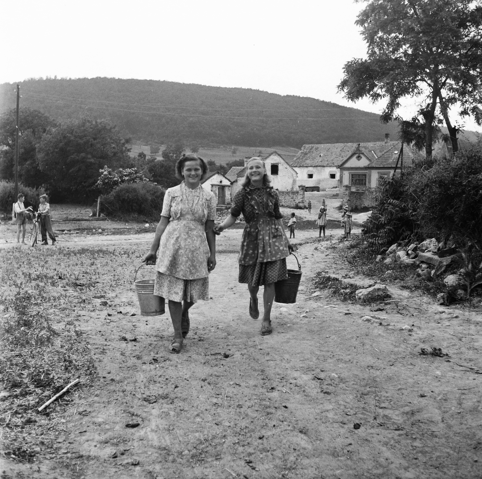 Hungary, Tagyon, Petőfi utca, jobbra a Kossuth utca., 1955, Kotnyek Antal, carrying water, Fortepan #21699