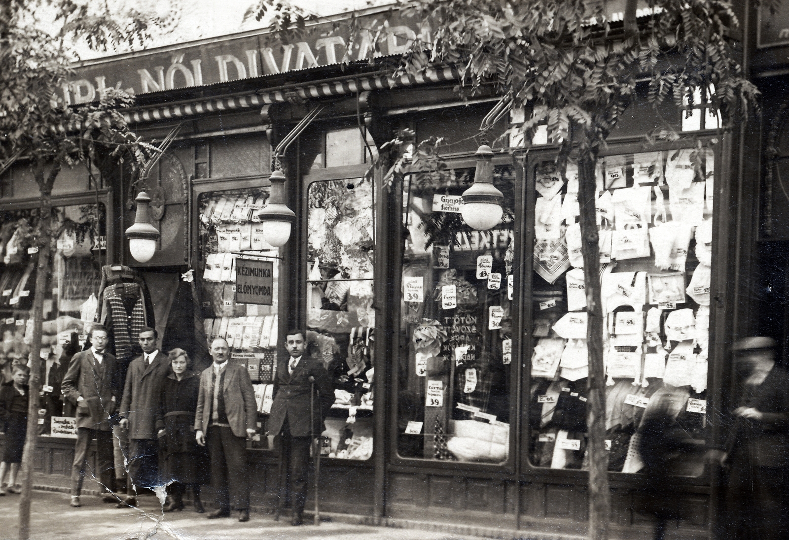 1921, Doffek Ágnes, store display, Best of, price tag, haberdashery, cloth merchant, standing in door, Fortepan #217069