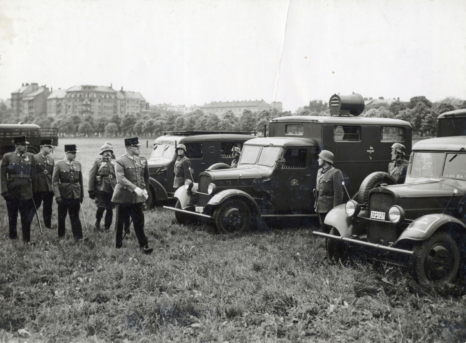 Hungary, Budapest I., Vérmező, a katonai gyakorlótér az Attila (IV. Béla) út közelében. A Magyar Királyi Haditudósító század szemléje, a harctérre való elindulás előtt, 1942. május 23-án. Bal szélen a Feszty Árpád utca - Krisztina körút sarkán álló ház látható., 1942, Fortepan/Album058, Budapest, officer, Fortepan #217089