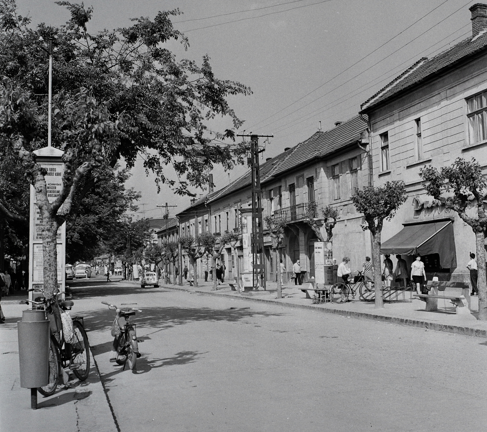 Magyarország, Vác, Széchenyi utca a Görgey Artúr (Beloiannisz) utcától a Dr. Csányi László körút (Lenin út) felé nézve., 1969, Kotnyek Antal, kerékpár, kerékpár tároló, Fortepan #21715