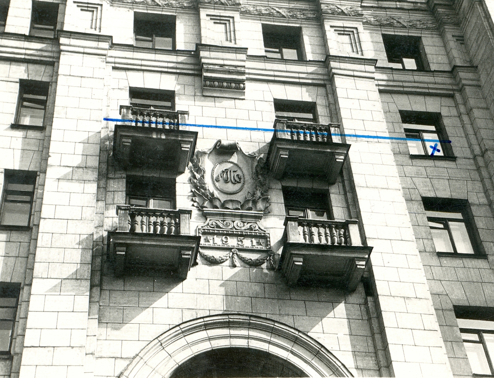 Oroszország, Moszkva, ulica Kalancsevszkoj 3., a jelzett lakásban lakott Hegedűs András politikus., 1957, Hegedüs András, épületdísz, dátum felirat, erkély, Fortepan #217161