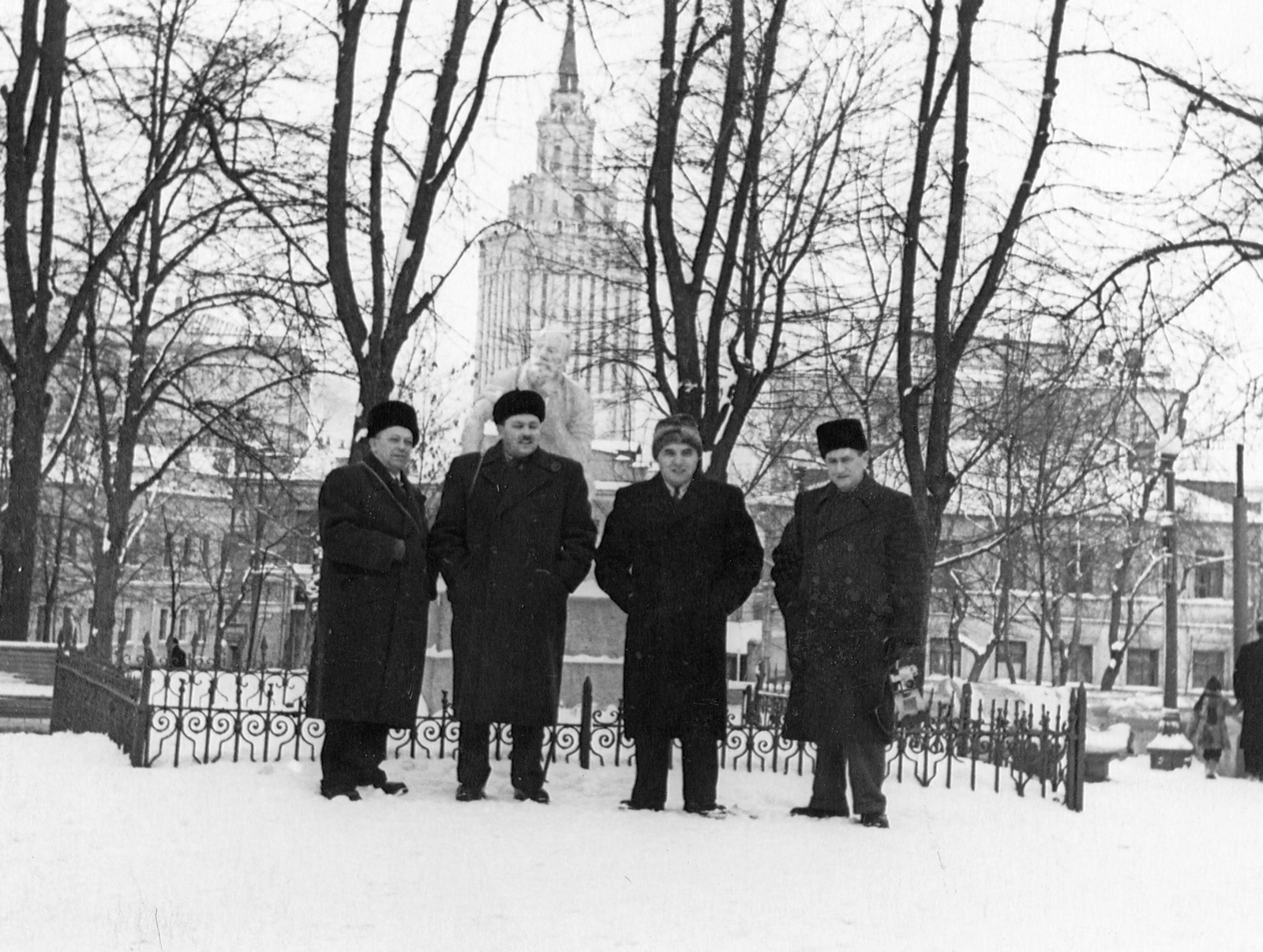 Russia, Moscow, Bata István, Kovács István, Hegedüs András és Piros László politikusok. Háttérben a Komszomolszkaja téren a Leningradszkaja Hotel., 1957, Hegedüs András, tableau, snow, Fortepan #217166