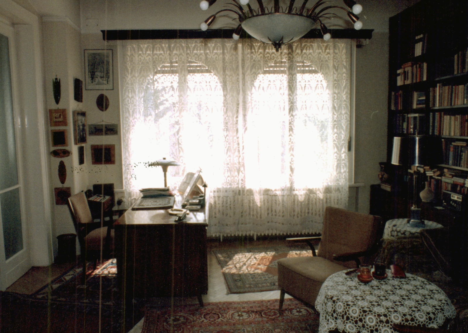 Hungary, Budapest II., Cserje utca 21., Kádár János a Magyar Szocialista Munkáspárt vezetőjének villája, könyvtárszoba., 1990, Fortepan/Album059, light, desk, interior, chandelier, bookshelf, Budapest, lace, Fortepan #217224