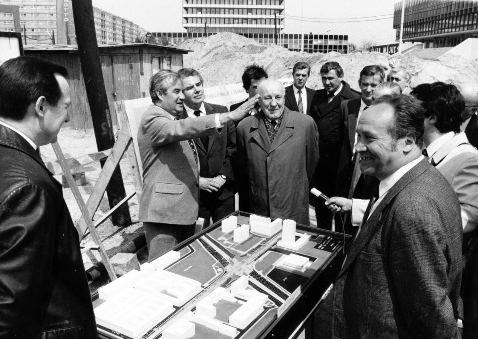Hungary, Budapest XIII., Váci út - Róbert Károly körút sarok, Dalmy Tibor kormánybiztos (világos zakóban) tájékoztatja Kádár Jánost a Magyar Szocialista Munkáspárt vezetőjét az Árpád hídi közlekedési rendszer építéséről. Közöttük Bornemissza Sándor kerületi tanácselnök, balra Maróthy László. Kádár Jánostól jobbra kigombolt zakóban Iványi Pál későbbi budapesti tanácselnök., 1984, Fortepan/Album059, celebrity, construction, microphone, model, Budapest, Fortepan #217250