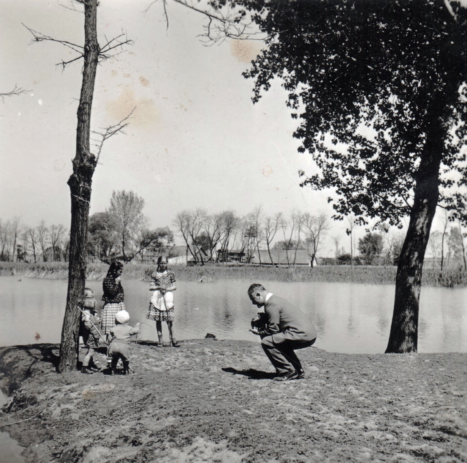 Magyarország, Budapest XVII., tó a mai Tómalom utca végében, a Rákos-patak mellett., 1927, Keresztesi Péter, Budapest, gyerekek, fotózás, család, Fortepan #217302