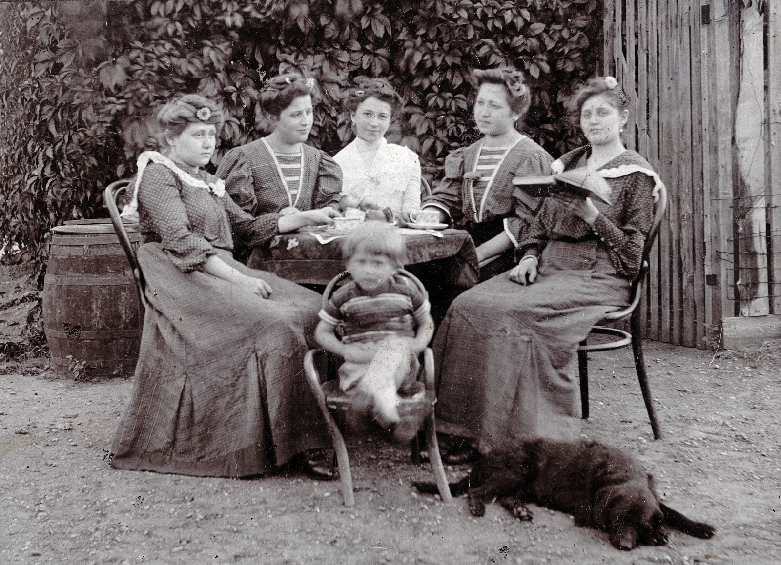 Hungary, Budapest XVII., a felvétel az Árpád fejedelem (Paula) utca egyik telkén készült., 1909, Keresztesi Péter, dog, reading, tableau, kid, Budapest, lady, Fortepan #217309