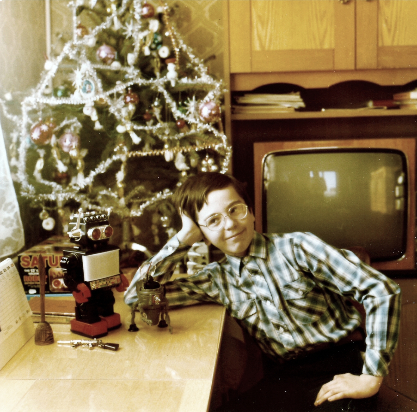 1982, Kis Péter, Christmas, colorful, christmas tree, TV, plaid shirt, prop up the head, robot, Fortepan #217323