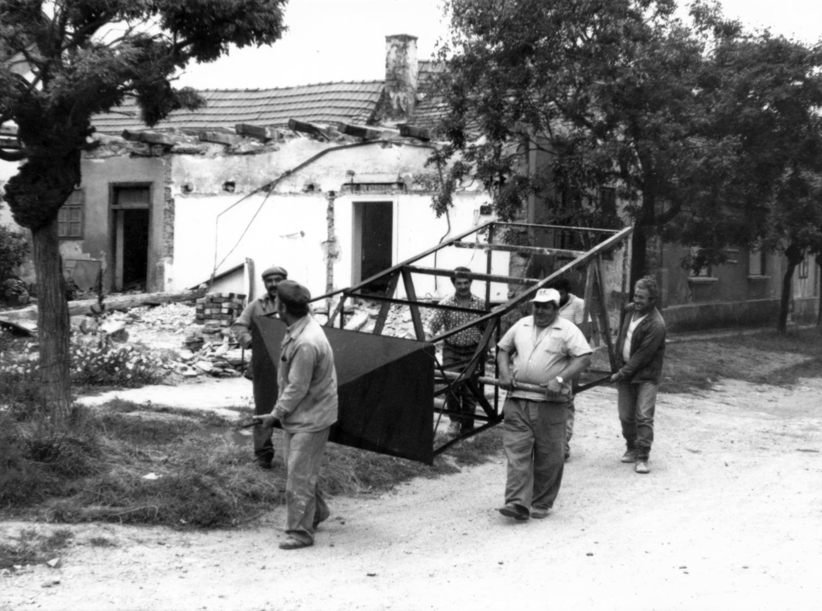 Magyarország, Üröm, Fő utca 64-66., a református templom bontása., 1980, Koroknai-Tegez Ferenc, harangláb, Fortepan #217343