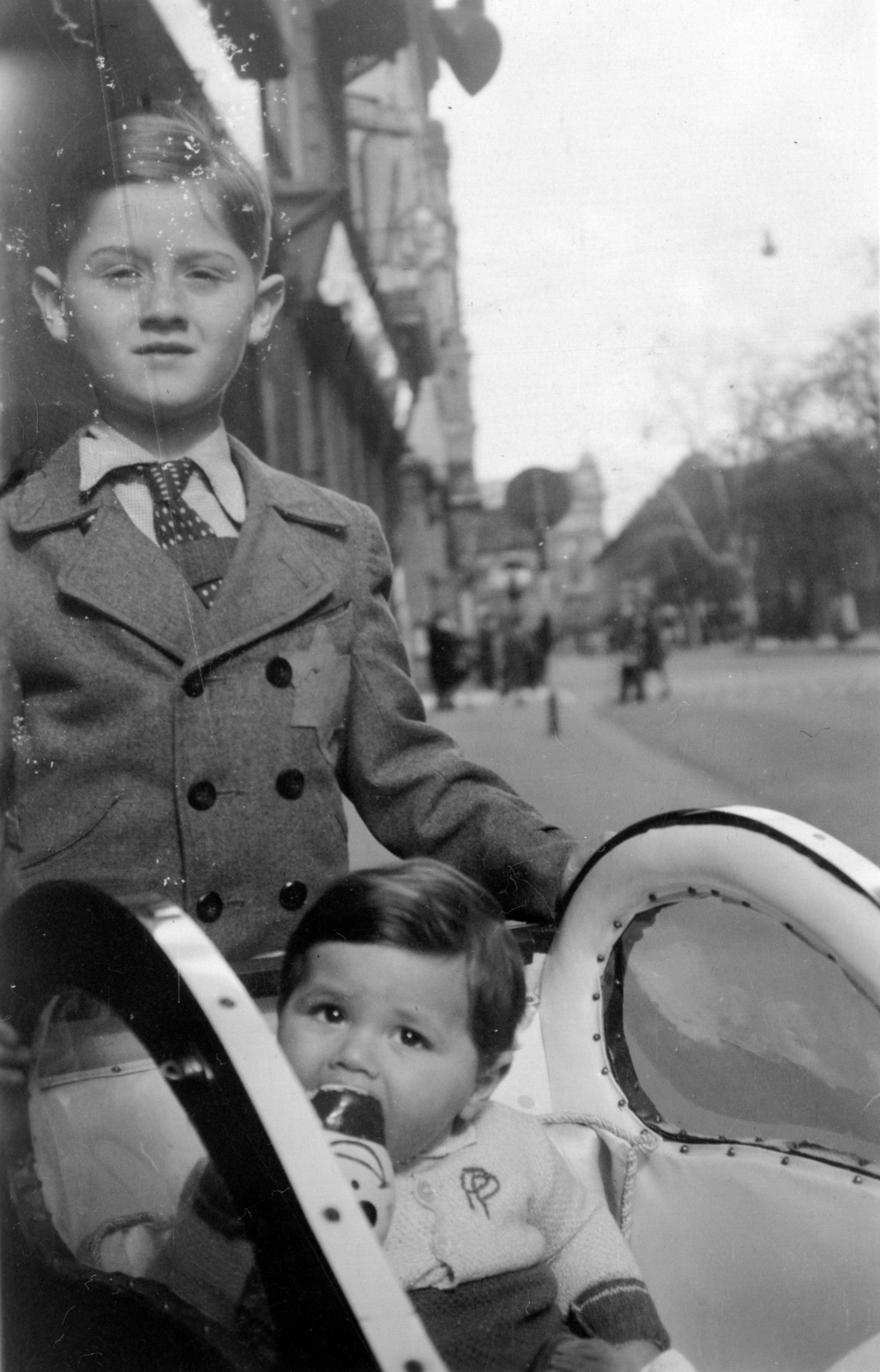 Magyarország, Budapest V., József Attila (gróf Tisza István) utca a Bajcsy-Zsilinszky (Vilmos császár) út felé nézve, jobbra az Erzsébet tér., 1944, Pártos Paul, Budapest, Best of, gyerek, Dávid csillag, babakocsi, zsidóság, Fortepan #217378