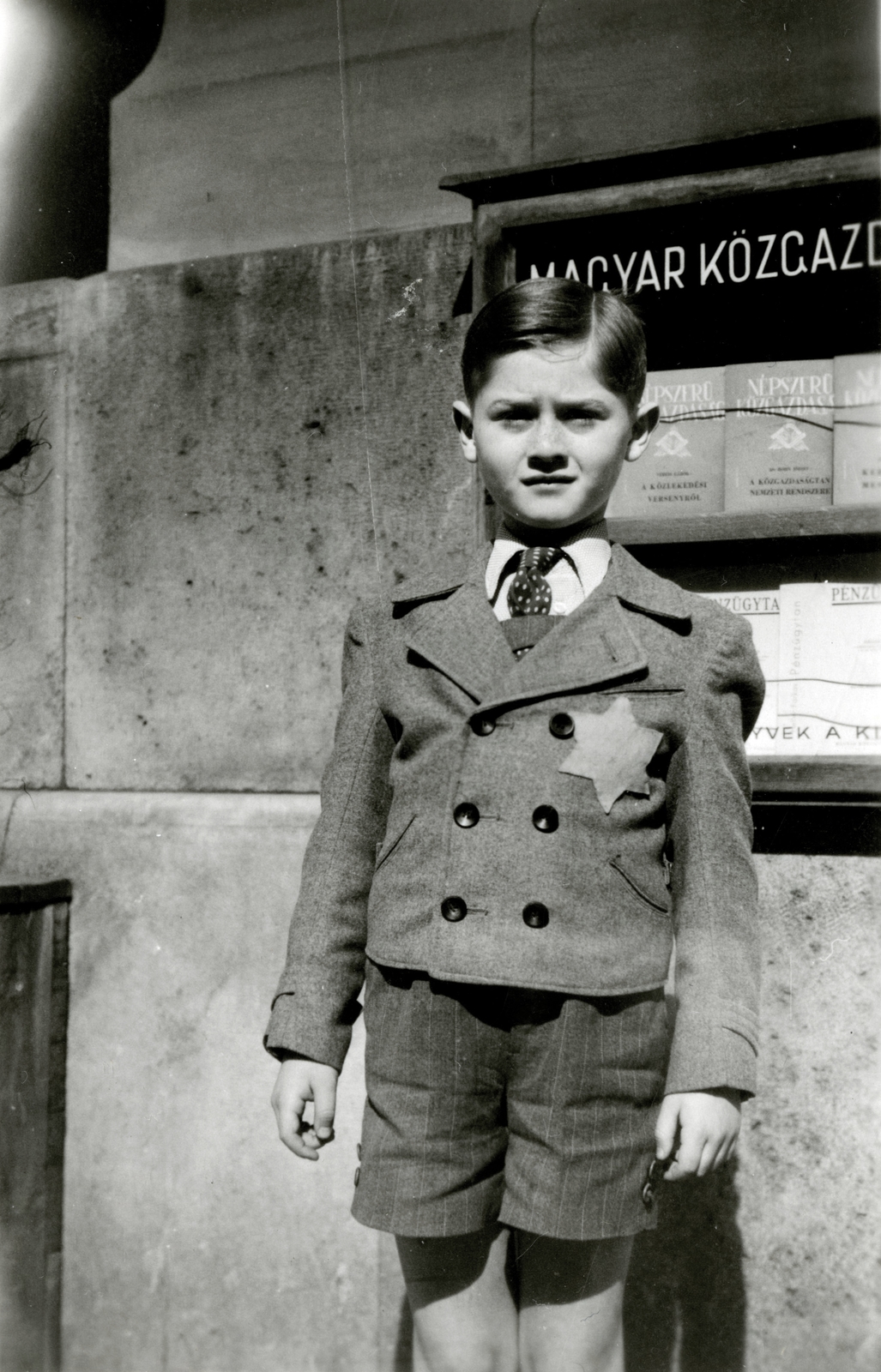 Magyarország, Budapest V., a felvétel a József Attila (gróf Tisza István) utcában készült., 1944, Pártos Paul, Budapest, Dávid csillag, kisfiú, Fortepan #217379