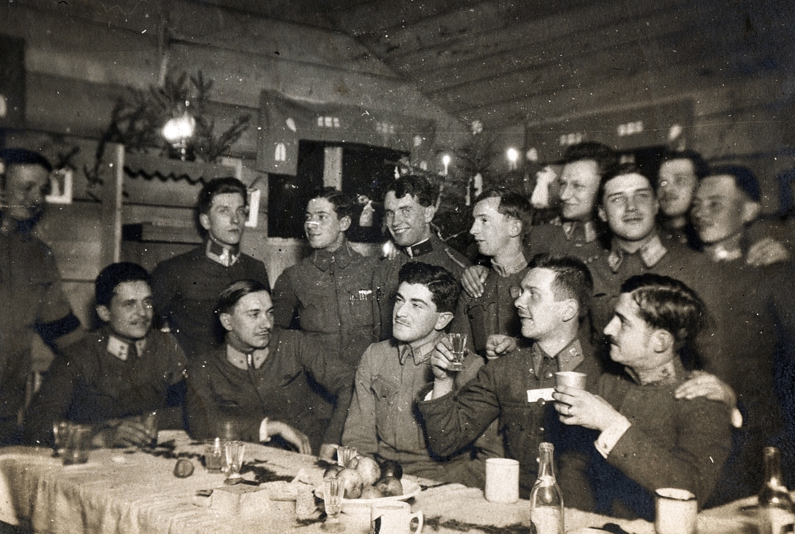 1931, Pohl Pálma, drinking, Christmas, wooden cottage, military, Fortepan #217407