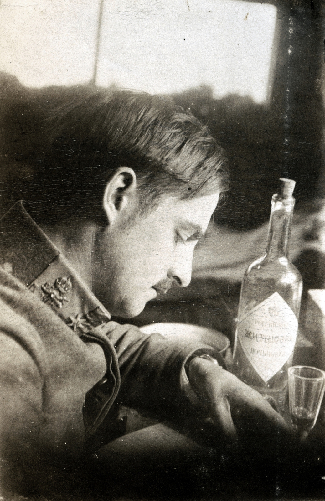 1917, Pohl Pálma, portrait, soldier, uniform, bottle, man, face profile, Fortepan #217414