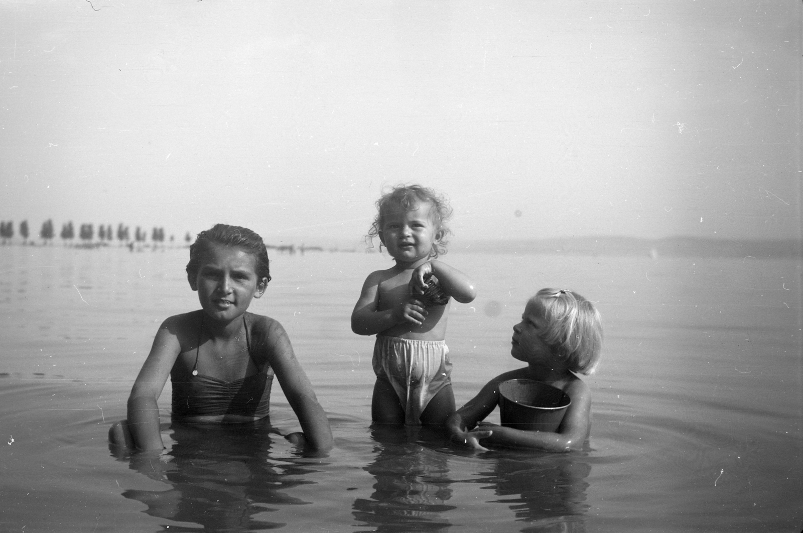 Magyarország, Balatonszemes, háttérben a hajókikötő mólója., 1960, Pohl Pálma, gyerekek, hárman, móló, Fortepan #217431