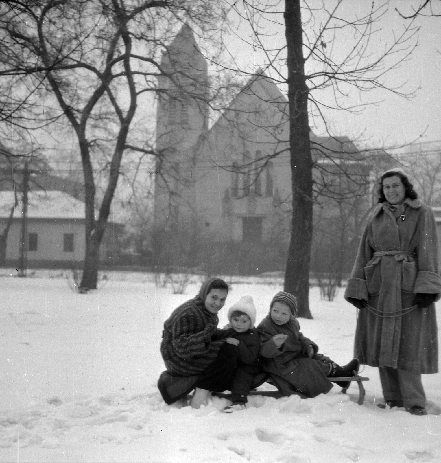 Hungary, Budapest XIV., háttérben a Hermina (Május 1.) út, a Ferences Mária Missziós Nővérek temploma., 1958, Pohl Pálma, Budapest, kids, sledge, Fortepan #217439