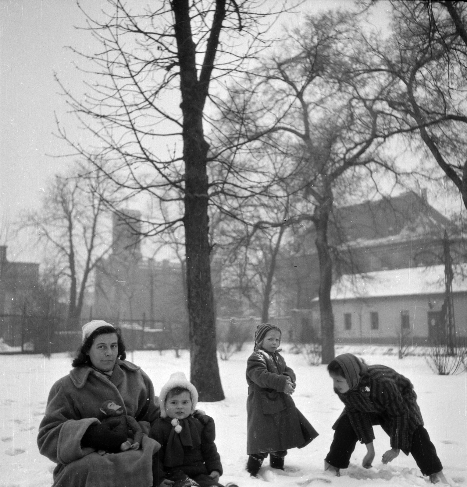 Magyarország, Városliget, Budapest XIV., háttérben a Hermina (Május 1.) út, a Hermina Kápolna., 1958, Pohl Pálma, tél, gyerekek, Budapest, Fortepan #217440