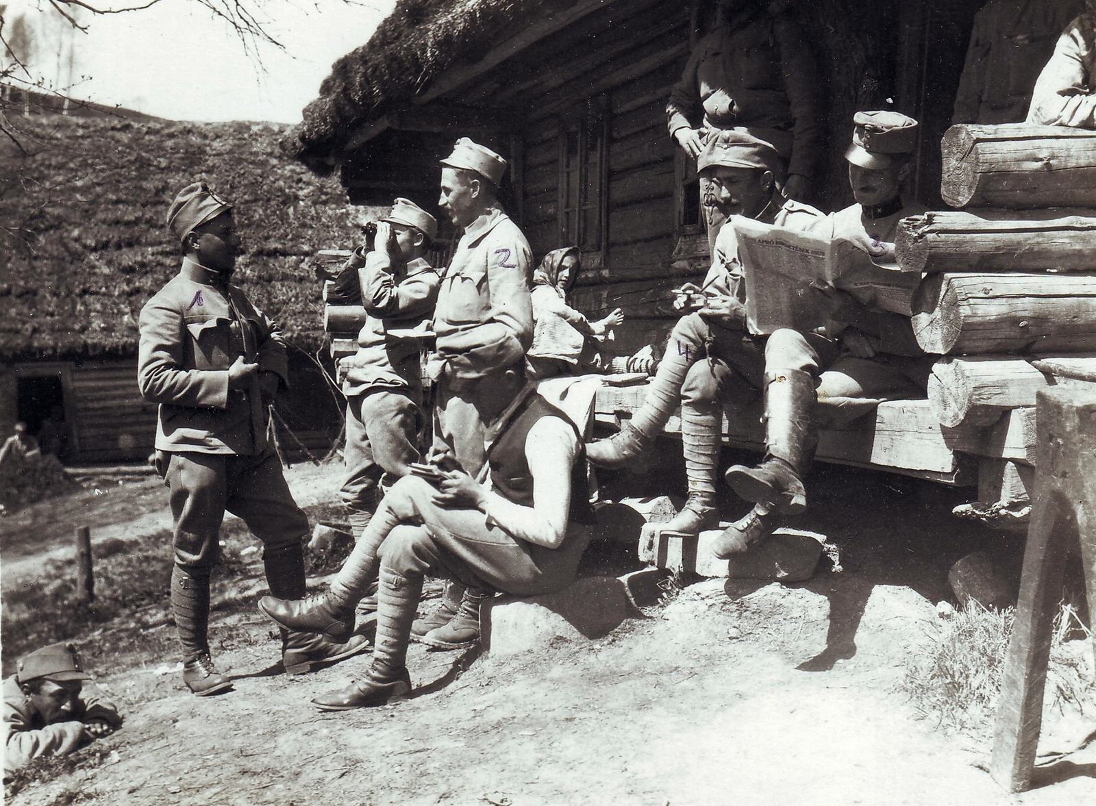 1915, Revóczi Ilona, lábszárvédő, pihenés, újság, olvasás, fedezék, Fortepan #217460